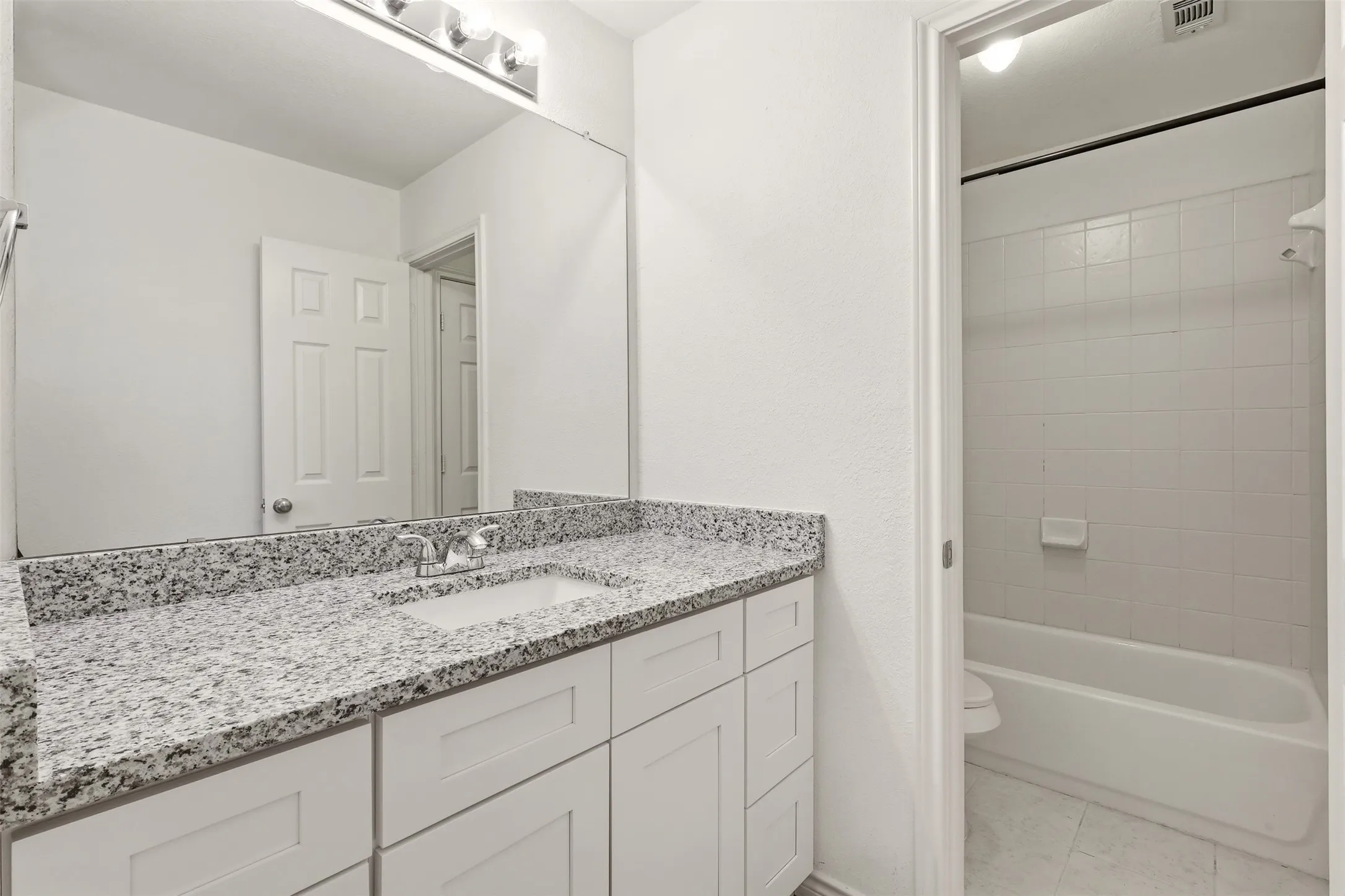 Single Family Residence For Sale in Collin County , 639 Silver Ridge Drive, Murphy, Texas 75094, 6 Bedroom, 4 Bathroom, 2 Garage spaces, 4,238 Sqft, built in 2006, mls#21329419, Real Estate Agent in Murphy, Homes For Sale in Collin county, Homes For Sale in Murphy, Realtor in Murphy Texas, Real Estate Brokerage Independent Realty Texas, Luminita Cordes Realtor