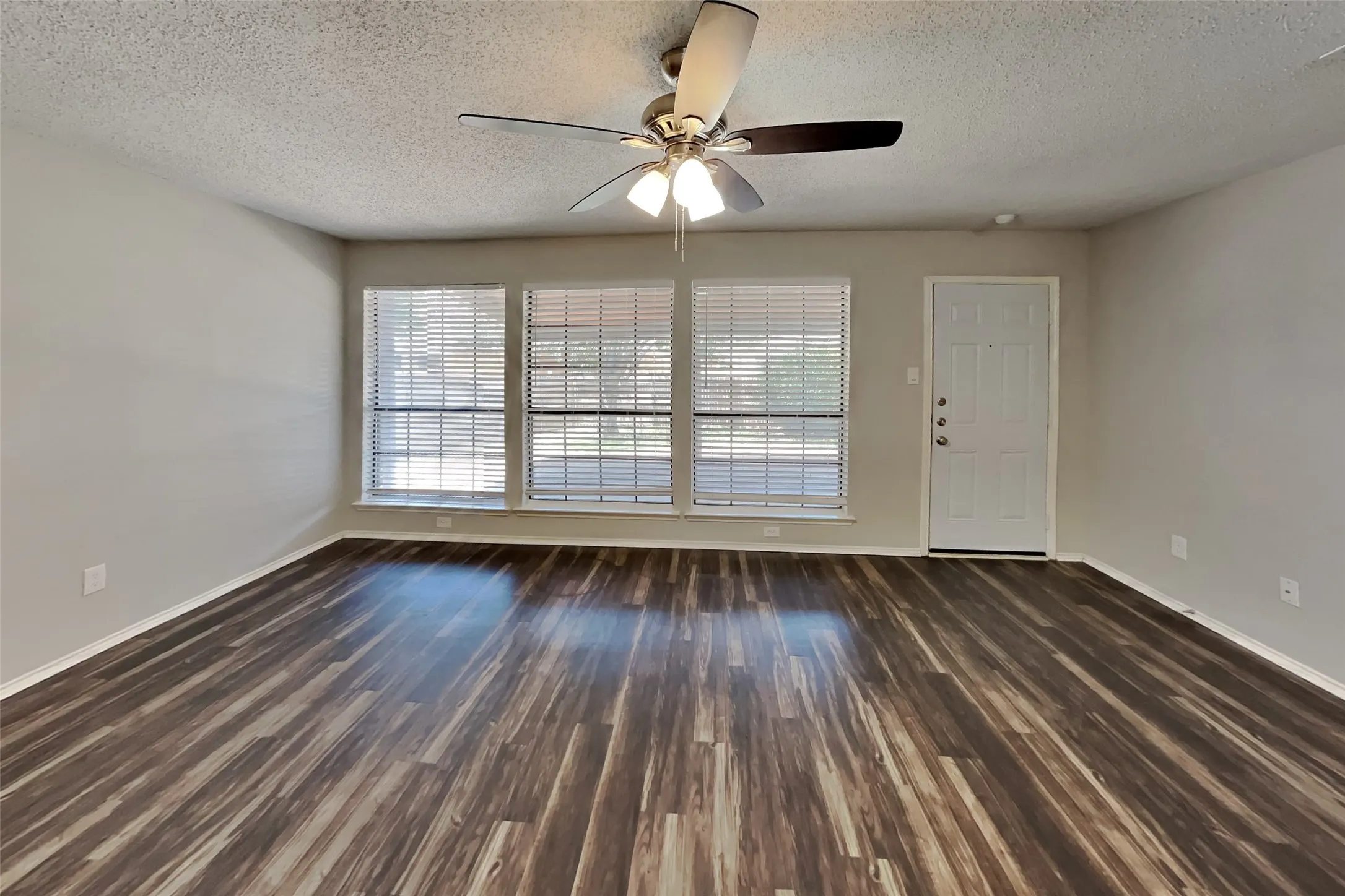 Single Family Residence For Rent in Denton County , 928 Fenimore Drive, Lewisville, Texas 75077, 4 Bedroom, 3 Bathroom, 2 Garage spaces, 3,020 Sqft, built in 1996, mls#21331217, Real Estate Agent in Lewisville, Homes For Rent in Denton county, Homes For Rent in Lewisville, Realtor in Lewisville Texas, Real Estate Brokerage Independent Realty Texas, Luminita Cordes Realtor