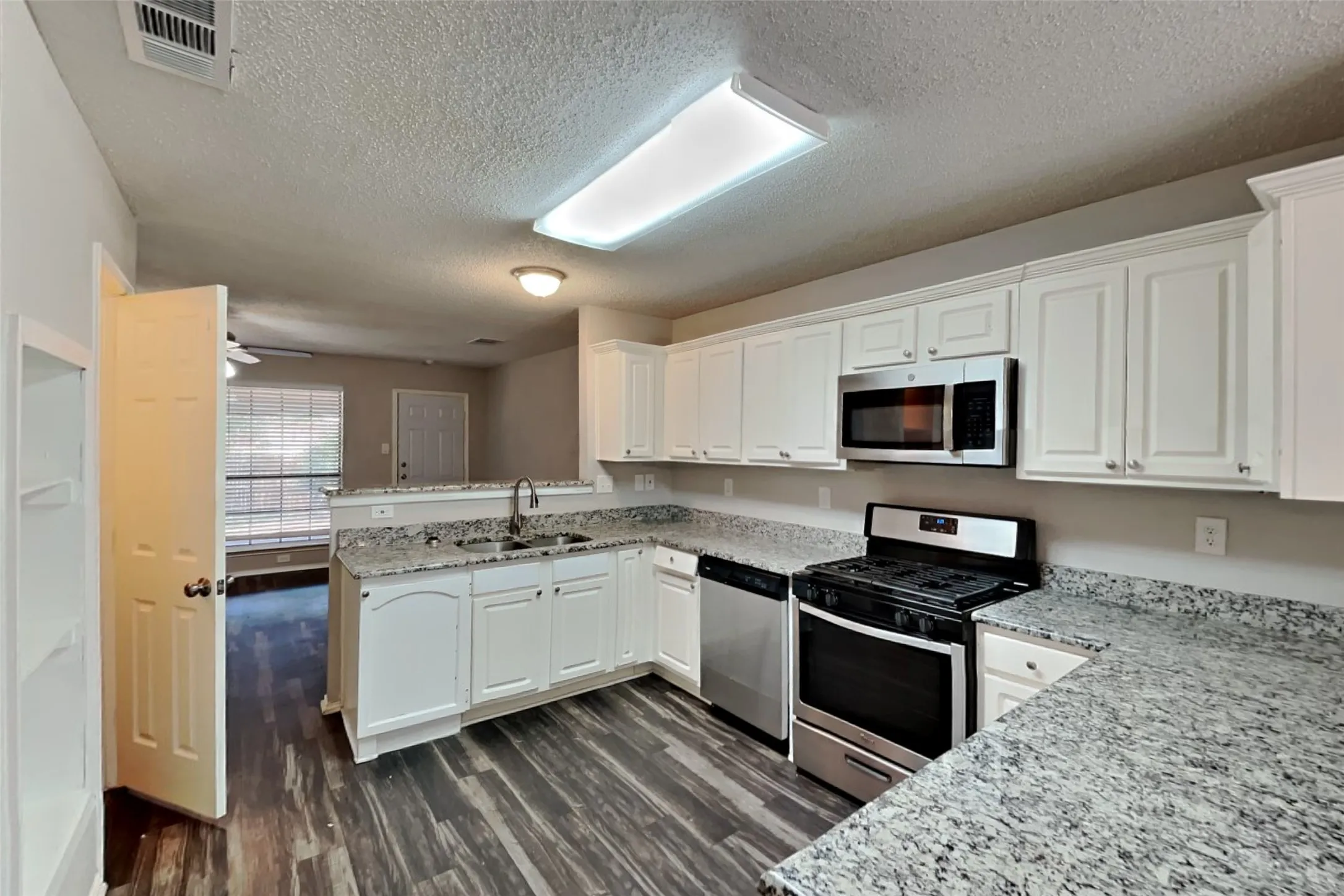 Single Family Residence For Rent in Denton County , 928 Fenimore Drive, Lewisville, Texas 75077, 4 Bedroom, 3 Bathroom, 2 Garage spaces, 3,020 Sqft, built in 1996, mls#21331217, Real Estate Agent in Lewisville, Homes For Rent in Denton county, Homes For Rent in Lewisville, Realtor in Lewisville Texas, Real Estate Brokerage Independent Realty Texas, Luminita Cordes Realtor