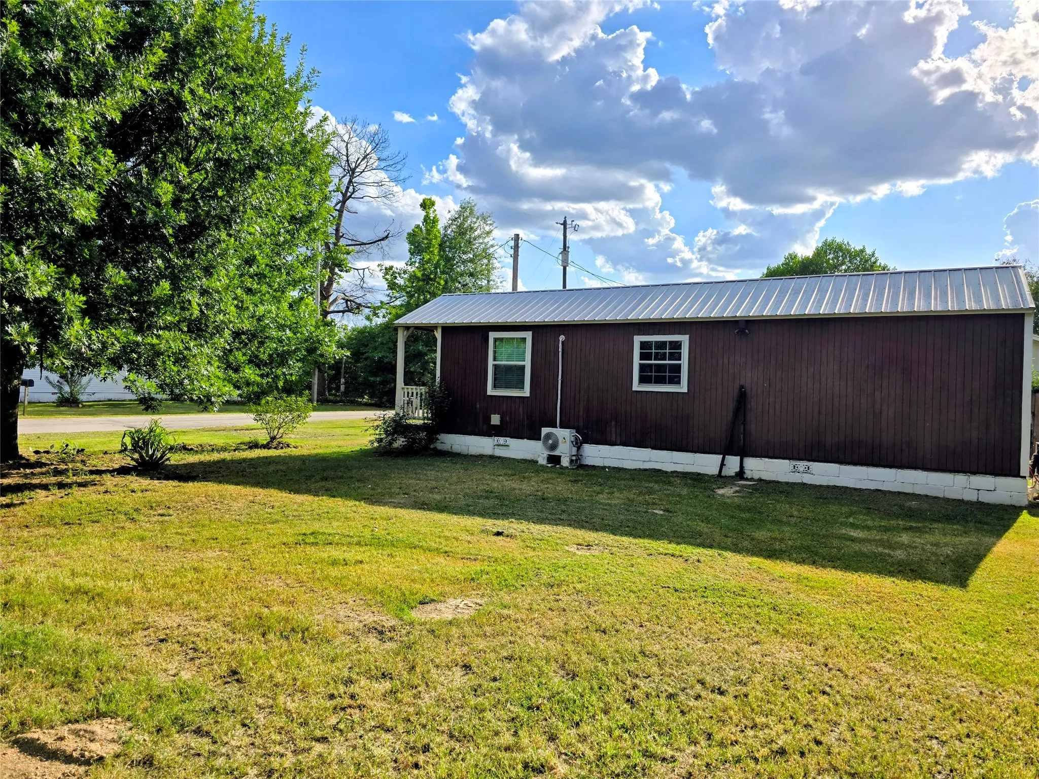 Single Family Residence For Sale in Wood County , 710 County Road 2298, Mineola, Texas 75773, 1 Bedroom, 1 Bathroom, Garage spaces, 432 Sqft, built in 2023, mls#21331175, Real Estate Agent in Mineola, Homes For Sale in Wood county, Homes For Sale in Mineola, Realtor in Mineola Texas, Real Estate Brokerage Independent Realty Texas, Luminita Cordes Realtor