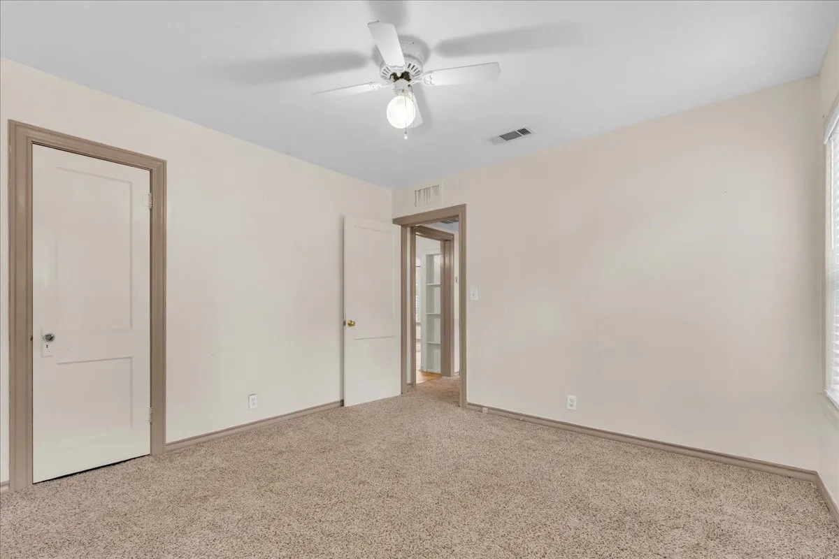 Single Family Residence For Sale in Tarrant County , 1113 Hudgins Avenue, Fort Worth, Texas 76111, 3 Bedroom, 2 Bathroom, Garage spaces, 1,300 Sqft, built in 1940, mls#21330315, Real Estate Agent in Fort Worth, Homes For Sale in Tarrant county, Homes For Sale in Fort Worth, Realtor in Fort Worth Texas, Real Estate Brokerage Independent Realty Texas, Luminita Cordes Realtor