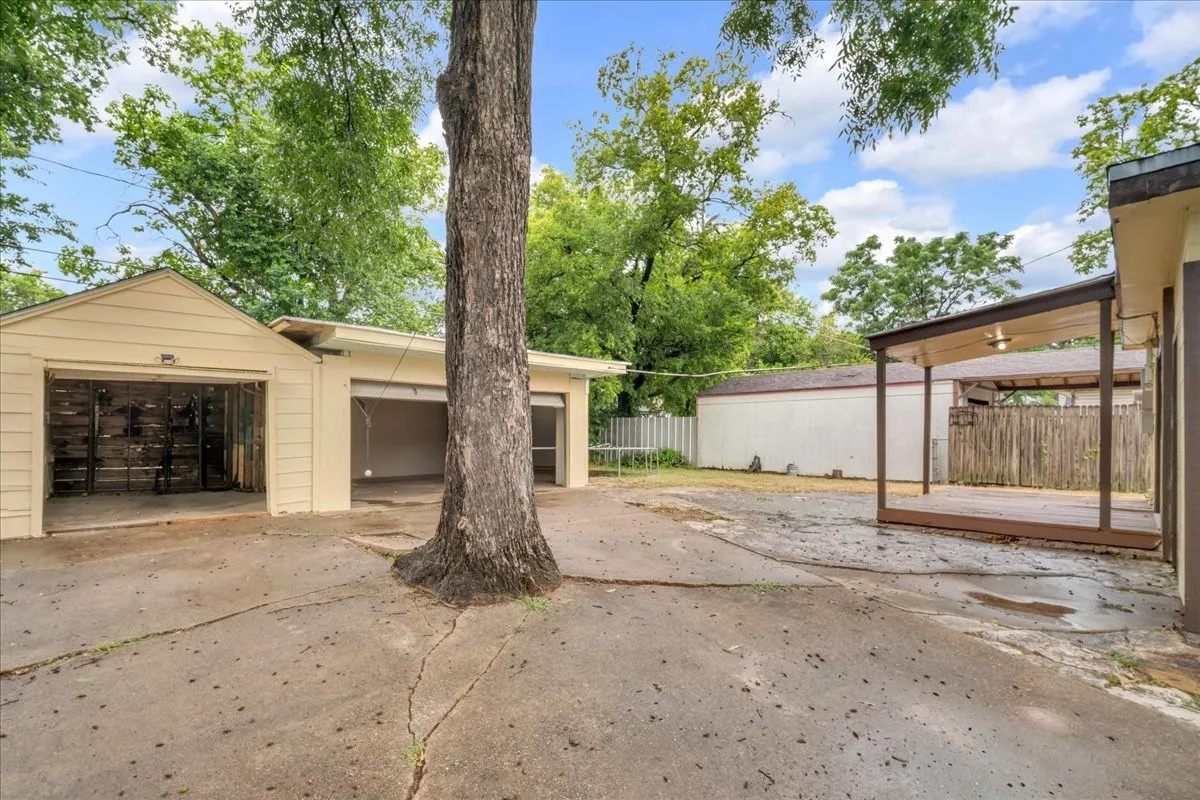 Single Family Residence For Sale in Tarrant County , 1113 Hudgins Avenue, Fort Worth, Texas 76111, 3 Bedroom, 2 Bathroom, Garage spaces, 1,300 Sqft, built in 1940, mls#21330315, Real Estate Agent in Fort Worth, Homes For Sale in Tarrant county, Homes For Sale in Fort Worth, Realtor in Fort Worth Texas, Real Estate Brokerage Independent Realty Texas, Luminita Cordes Realtor