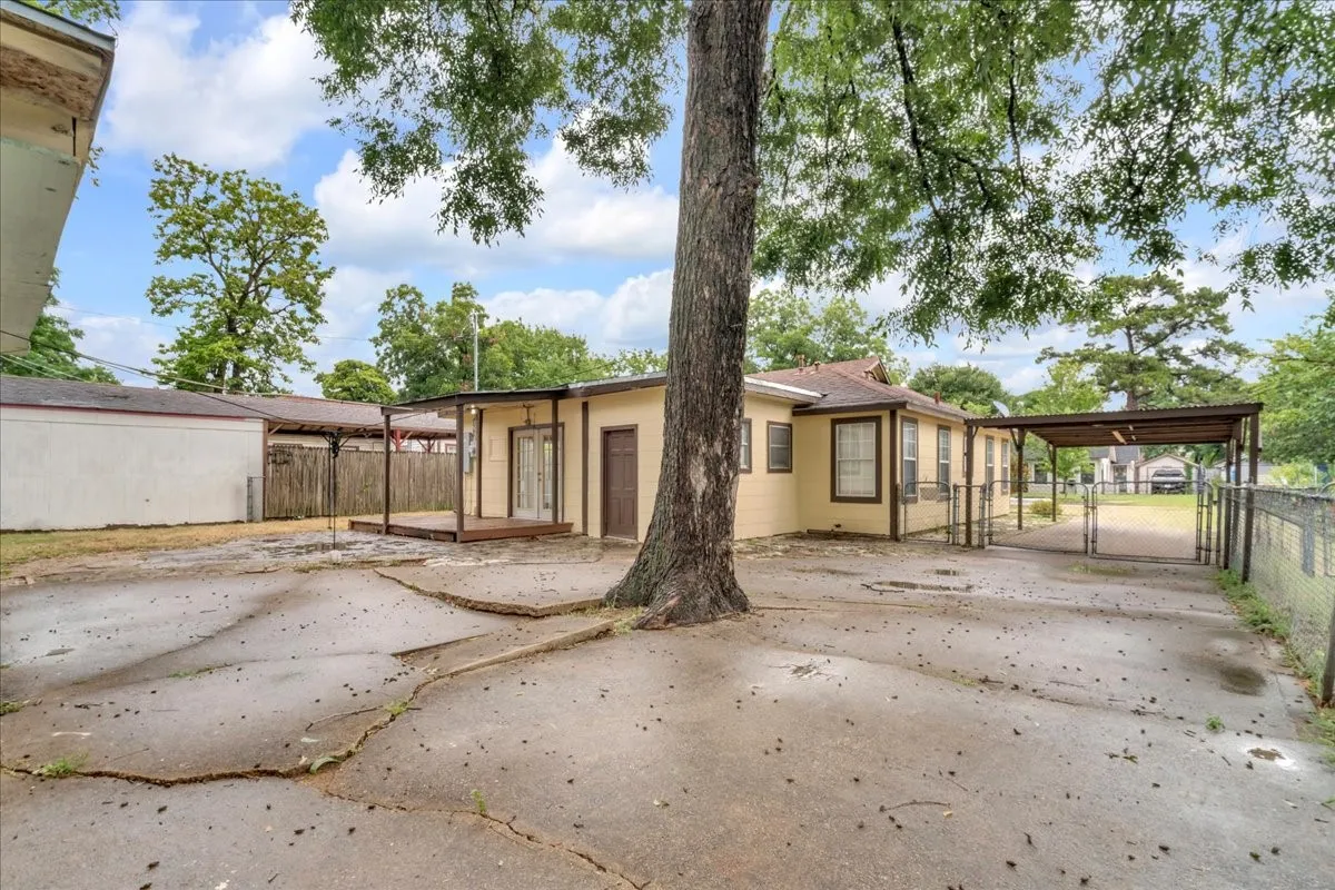 Single Family Residence For Sale in Tarrant County , 1113 Hudgins Avenue, Fort Worth, Texas 76111, 3 Bedroom, 2 Bathroom, Garage spaces, 1,300 Sqft, built in 1940, mls#21330315, Real Estate Agent in Fort Worth, Homes For Sale in Tarrant county, Homes For Sale in Fort Worth, Realtor in Fort Worth Texas, Real Estate Brokerage Independent Realty Texas, Luminita Cordes Realtor
