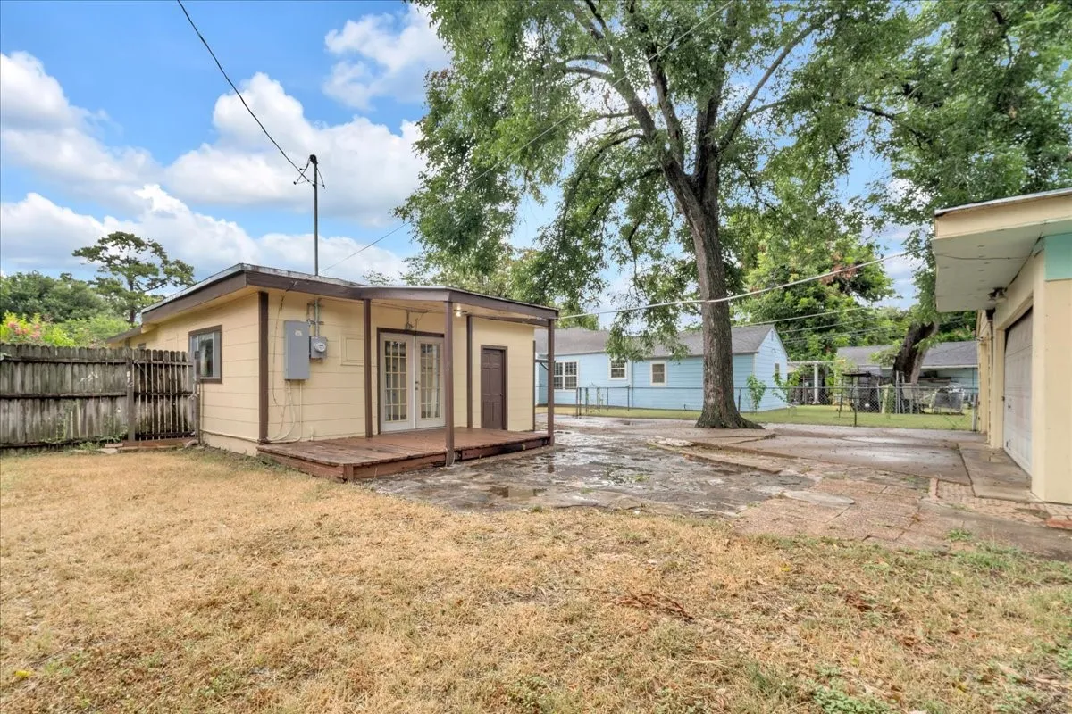 Single Family Residence For Sale in Tarrant County , 1113 Hudgins Avenue, Fort Worth, Texas 76111, 3 Bedroom, 2 Bathroom, Garage spaces, 1,300 Sqft, built in 1940, mls#21330315, Real Estate Agent in Fort Worth, Homes For Sale in Tarrant county, Homes For Sale in Fort Worth, Realtor in Fort Worth Texas, Real Estate Brokerage Independent Realty Texas, Luminita Cordes Realtor