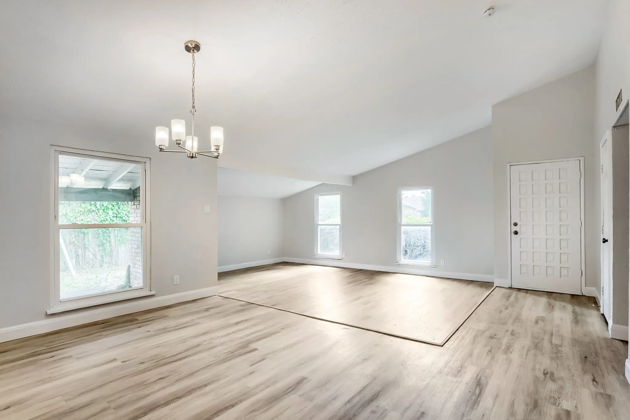 Single Family Residence For Sale in Dallas County , 815 Fleming Trail, Richardson, Texas 75081, 3 Bedroom, 2 Bathroom, 2 Garage spaces, 1,947 Sqft, built in 1978, mls#21165919, Real Estate Agent in Richardson, Homes For Sale in Dallas county, Homes For Sale in Richardson, Realtor in Richardson Texas, Real Estate Brokerage Independent Realty Texas, Luminita Cordes Realtor
