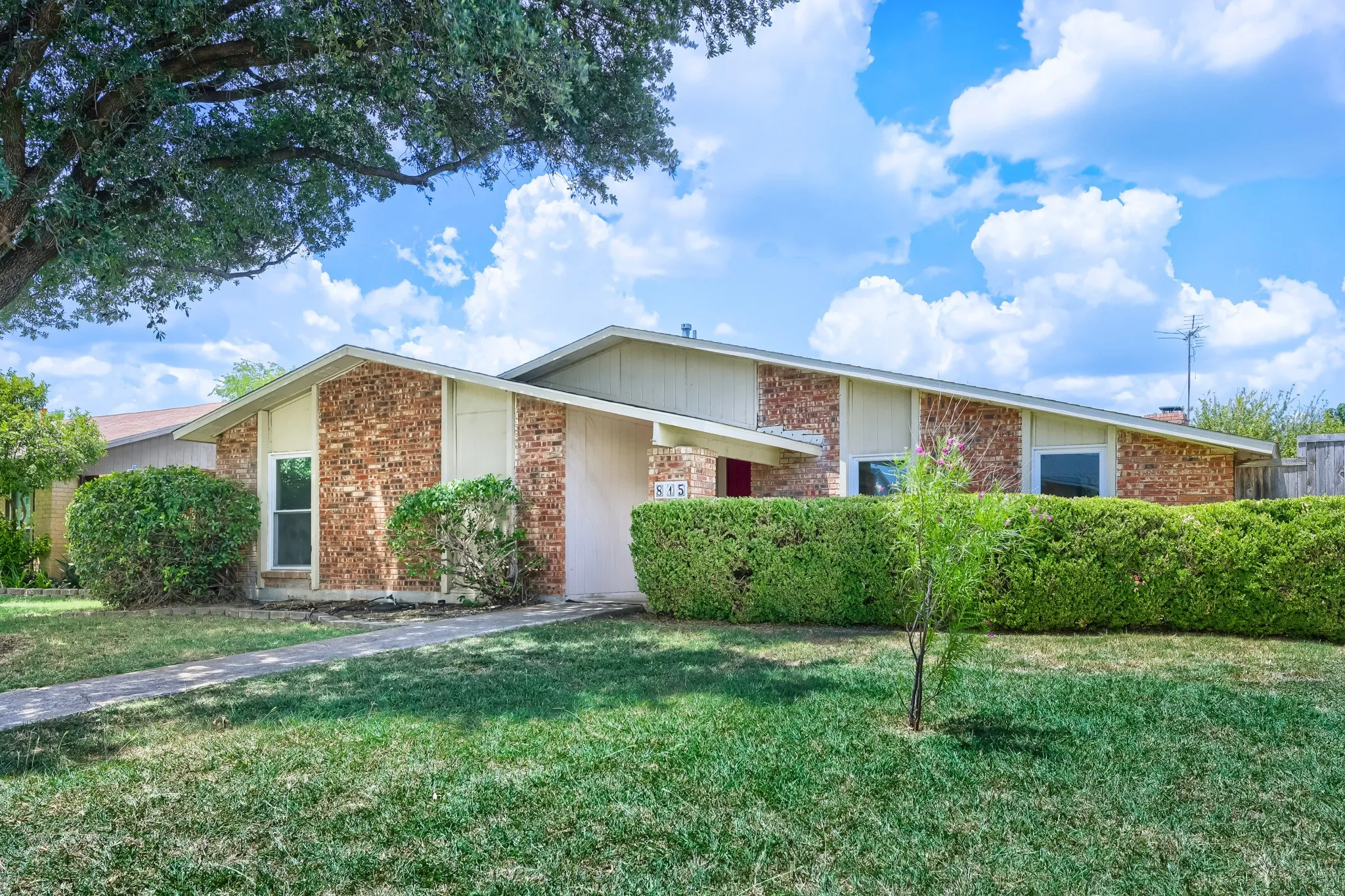 Single Family Residence For Sale in Dallas County , 815 Fleming Trail, Richardson, Texas 75081, 3 Bedroom, 2 Bathroom, 2 Garage spaces, 1,947 Sqft, built in 1978, mls#21165919, Real Estate Agent in Richardson, Homes For Sale in Dallas county, Homes For Sale in Richardson, Realtor in Richardson Texas, Real Estate Brokerage Independent Realty Texas, Luminita Cordes Realtor