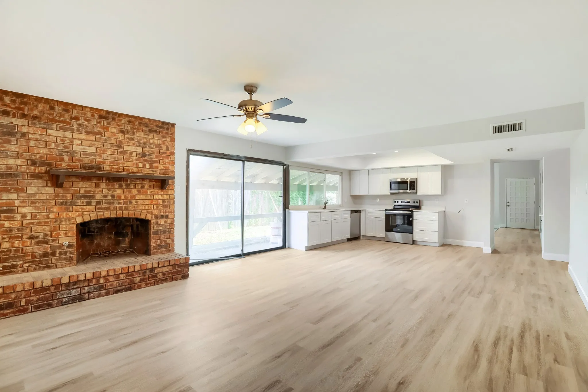 Single Family Residence For Sale in Dallas County , 815 Fleming Trail, Richardson, Texas 75081, 3 Bedroom, 2 Bathroom, 2 Garage spaces, 1,947 Sqft, built in 1978, mls#21165919, Real Estate Agent in Richardson, Homes For Sale in Dallas county, Homes For Sale in Richardson, Realtor in Richardson Texas, Real Estate Brokerage Independent Realty Texas, Luminita Cordes Realtor