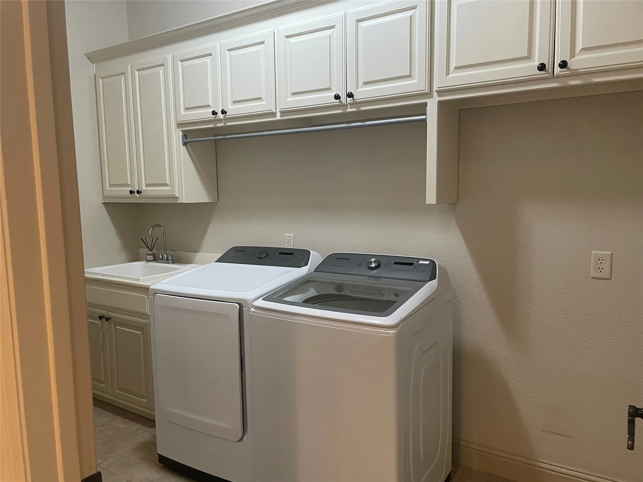 Single Family Residence For Rent in Rockwall County , 326 Harborview Drive, Rockwall, Texas 75032, 3 Bedrooms, 2 Bathrooms, 3 Garage spaces, 2,744 Sqft, built in 2007, Price $3,100, mls#21331115, Real Estate Agent in Rockwall, Homes For Rent in Rockwall county, Homes For Rent in Rockwall, Realtor in Rockwall Texas, Real Estate Brokerage Independent Realty Texas, Luminita Cordes Realtor