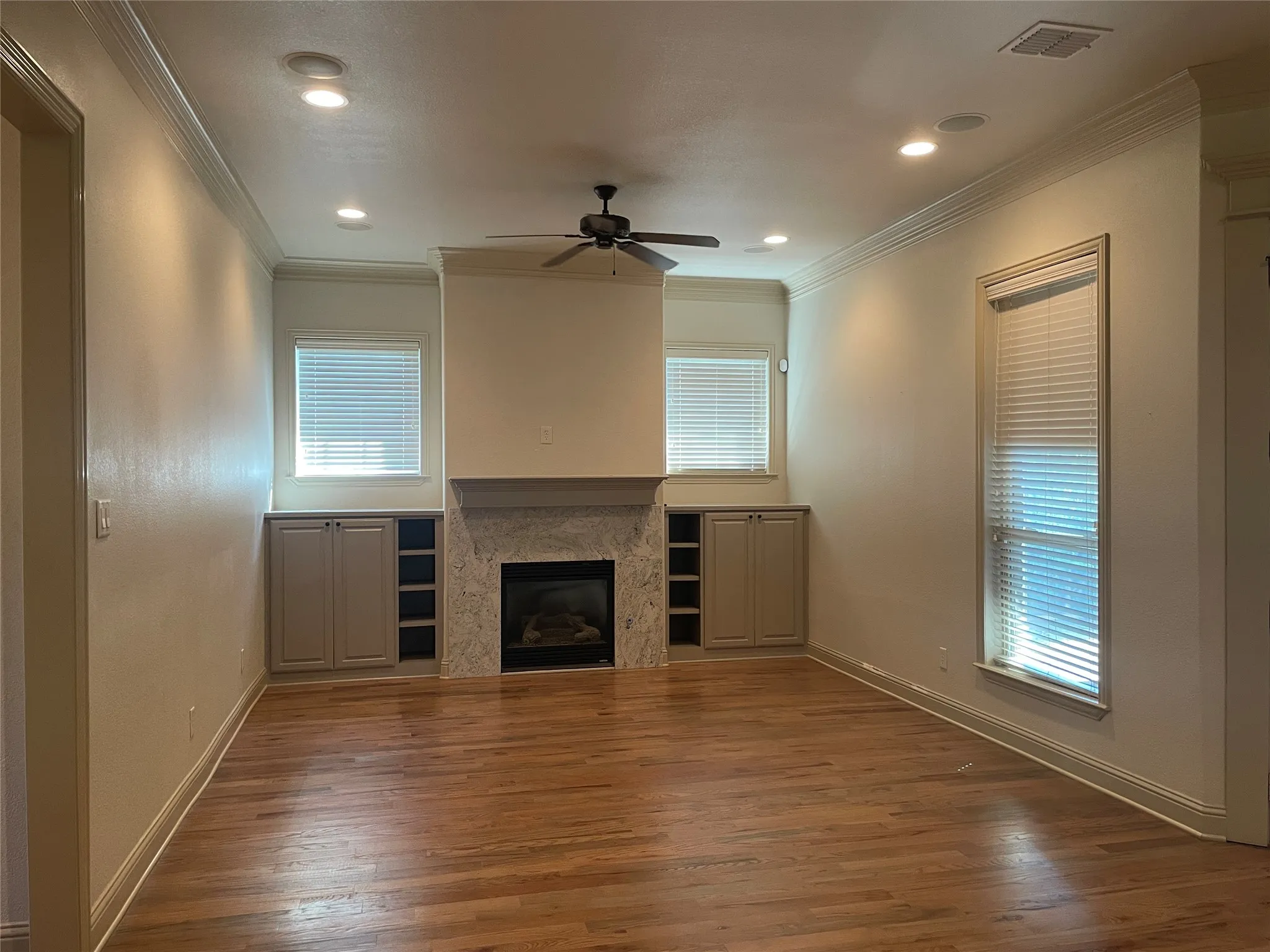 Single Family Residence For Rent in Rockwall County , 326 Harborview Drive, Rockwall, Texas 75032, 3 Bedrooms, 2 Bathrooms, 3 Garage spaces, 2,744 Sqft, built in 2007, Price $3,100, mls#21331115, Real Estate Agent in Rockwall, Homes For Rent in Rockwall county, Homes For Rent in Rockwall, Realtor in Rockwall Texas, Real Estate Brokerage Independent Realty Texas, Luminita Cordes Realtor