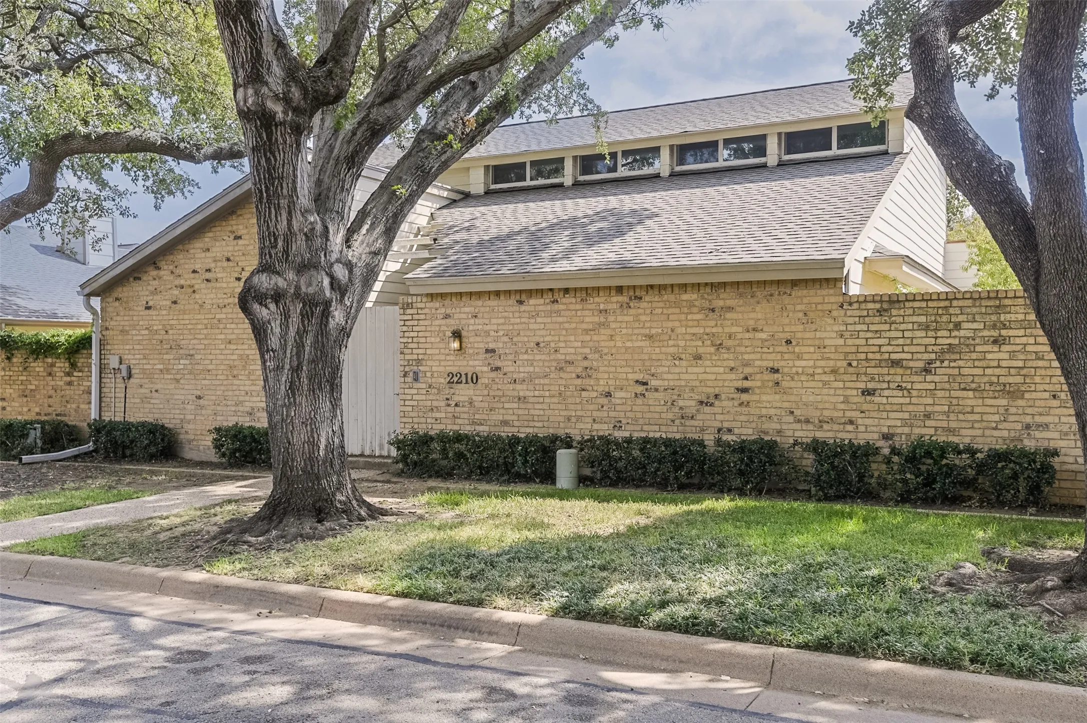 Single Family Residence For Rent in Tarrant County , 2210 Winter Sunday Way, Arlington, Texas 76012, 5 Bedroom, 3 Bathroom, 2 Garage spaces, 4,052 Sqft, built in 1980, mls#21329204, Real Estate Agent in Arlington, Homes For Rent in Tarrant county, Homes For Rent in Arlington, Realtor in Arlington Texas, Real Estate Brokerage Independent Realty Texas, Luminita Cordes Realtor