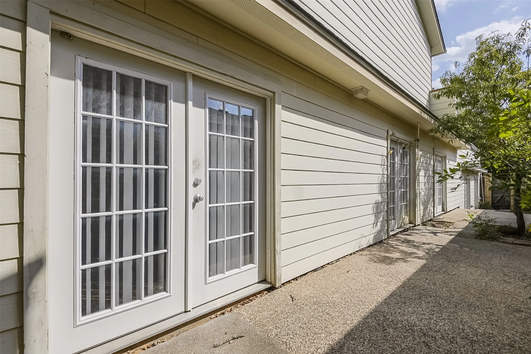 Single Family Residence For Rent in Tarrant County , 2210 Winter Sunday Way, Arlington, Texas 76012, 5 Bedroom, 3 Bathroom, 2 Garage spaces, 4,052 Sqft, built in 1980, mls#21329204, Real Estate Agent in Arlington, Homes For Rent in Tarrant county, Homes For Rent in Arlington, Realtor in Arlington Texas, Real Estate Brokerage Independent Realty Texas, Luminita Cordes Realtor