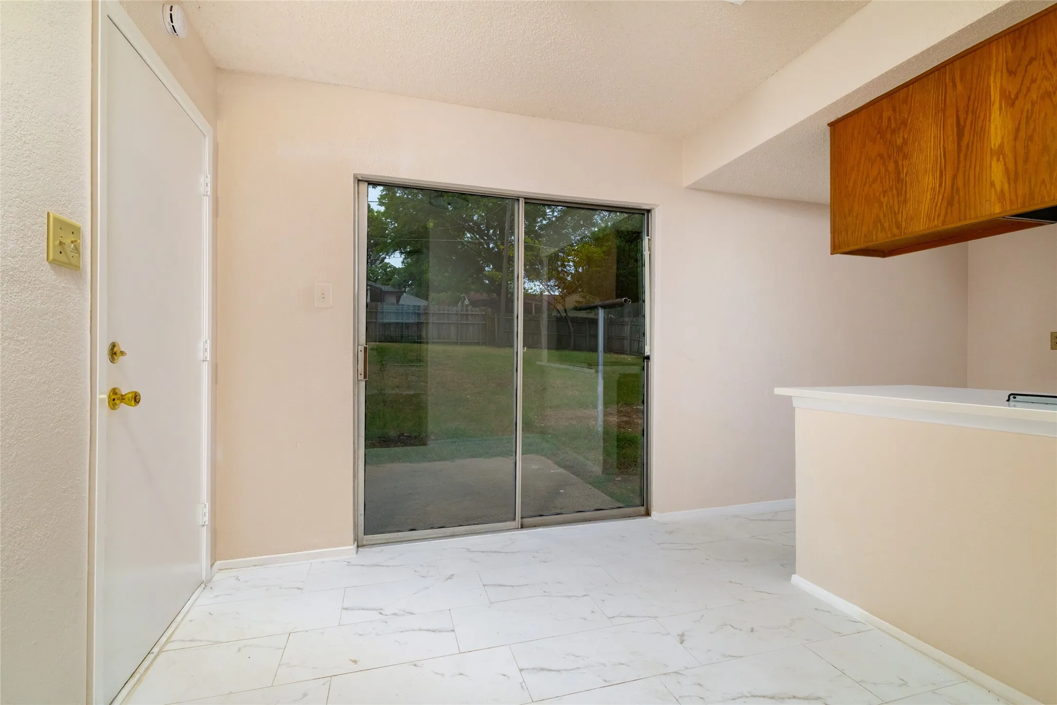 Single Family Residence For Sale in Tarrant County , 6410 Springfield Drive, Arlington, Texas 76016, 3 Bedroom, 2 Bathroom, 1 Garage spaces, 1,227 Sqft, built in 1984, mls#21330489, Real Estate Agent in Arlington, Homes For Sale in Tarrant county, Homes For Sale in Arlington, Realtor in Arlington Texas, Real Estate Brokerage Independent Realty Texas, Luminita Cordes Realtor