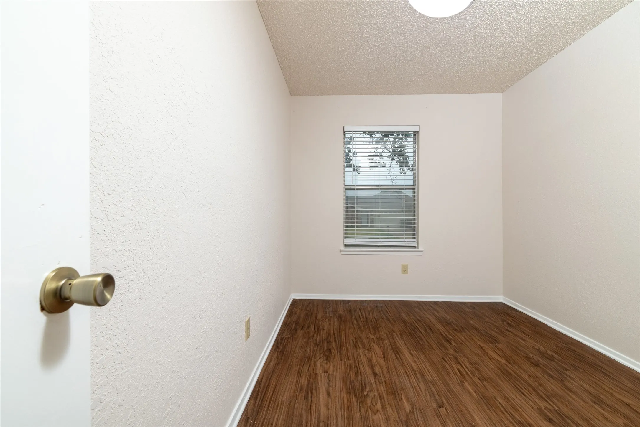 Single Family Residence For Sale in Tarrant County , 6410 Springfield Drive, Arlington, Texas 76016, 3 Bedroom, 2 Bathroom, 1 Garage spaces, 1,227 Sqft, built in 1984, mls#21330489, Real Estate Agent in Arlington, Homes For Sale in Tarrant county, Homes For Sale in Arlington, Realtor in Arlington Texas, Real Estate Brokerage Independent Realty Texas, Luminita Cordes Realtor