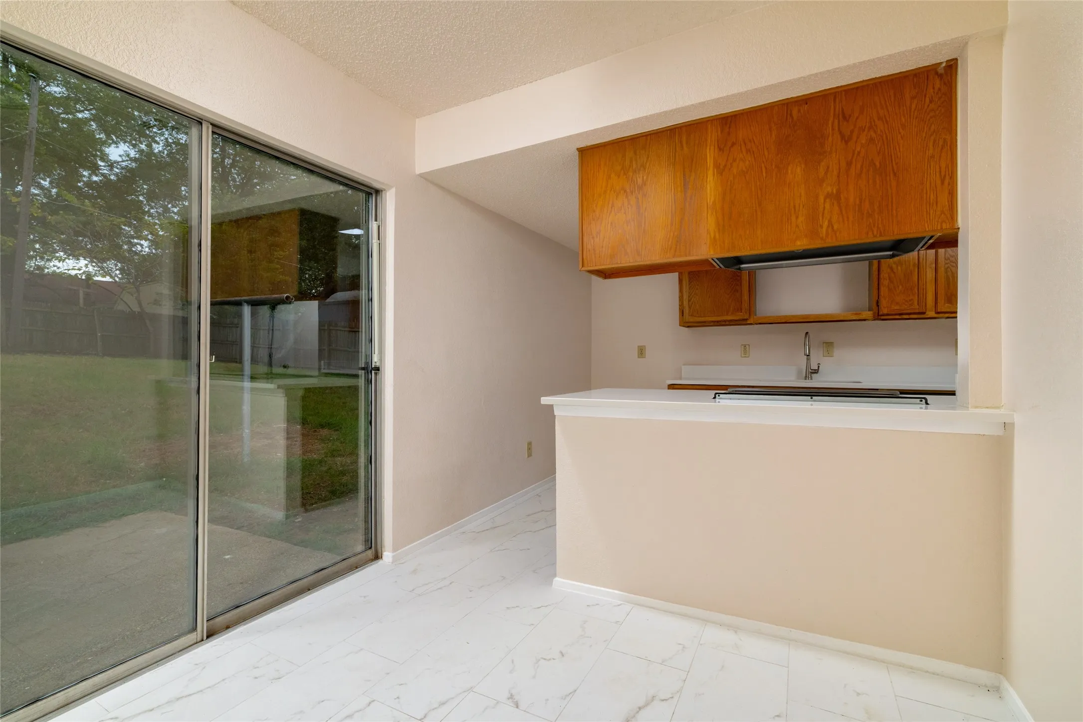 Single Family Residence For Sale in Tarrant County , 6410 Springfield Drive, Arlington, Texas 76016, 3 Bedroom, 2 Bathroom, 1 Garage spaces, 1,227 Sqft, built in 1984, mls#21330489, Real Estate Agent in Arlington, Homes For Sale in Tarrant county, Homes For Sale in Arlington, Realtor in Arlington Texas, Real Estate Brokerage Independent Realty Texas, Luminita Cordes Realtor