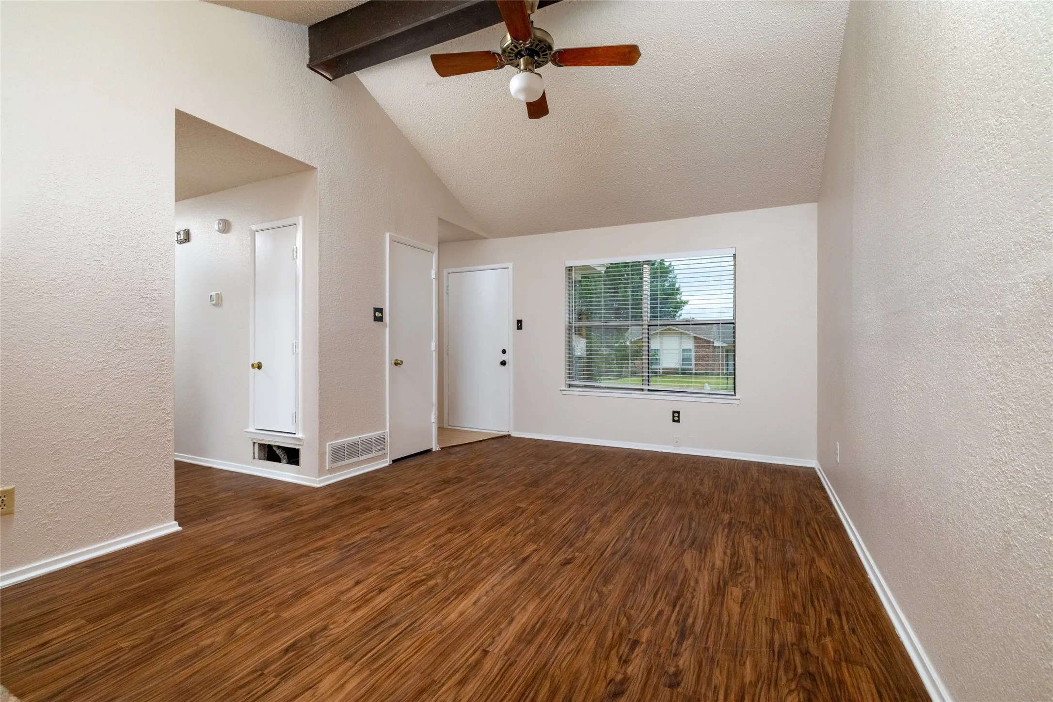 Single Family Residence For Sale in Tarrant County , 6410 Springfield Drive, Arlington, Texas 76016, 3 Bedroom, 2 Bathroom, 1 Garage spaces, 1,227 Sqft, built in 1984, mls#21330489, Real Estate Agent in Arlington, Homes For Sale in Tarrant county, Homes For Sale in Arlington, Realtor in Arlington Texas, Real Estate Brokerage Independent Realty Texas, Luminita Cordes Realtor