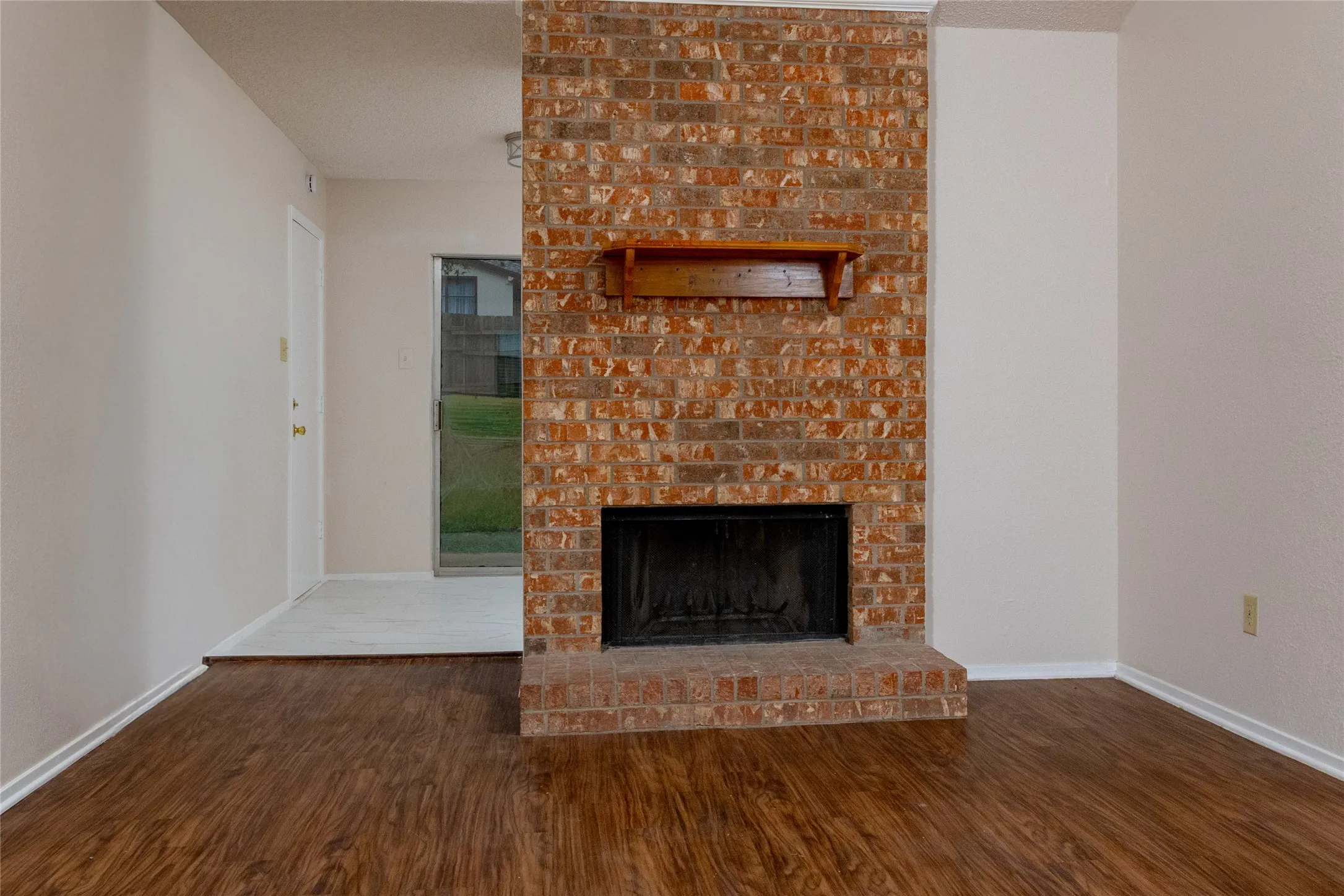 Single Family Residence For Sale in Tarrant County , 6410 Springfield Drive, Arlington, Texas 76016, 3 Bedroom, 2 Bathroom, 1 Garage spaces, 1,227 Sqft, built in 1984, mls#21330489, Real Estate Agent in Arlington, Homes For Sale in Tarrant county, Homes For Sale in Arlington, Realtor in Arlington Texas, Real Estate Brokerage Independent Realty Texas, Luminita Cordes Realtor