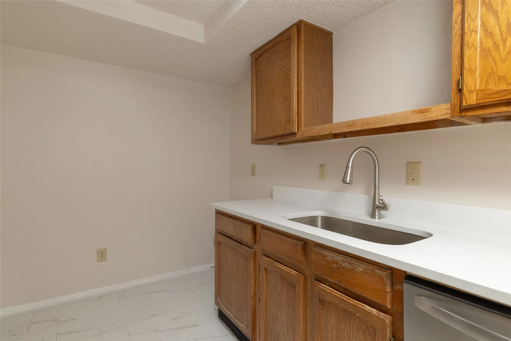 Single Family Residence For Sale in Tarrant County , 6410 Springfield Drive, Arlington, Texas 76016, 3 Bedroom, 2 Bathroom, 1 Garage spaces, 1,227 Sqft, built in 1984, mls#21330489, Real Estate Agent in Arlington, Homes For Sale in Tarrant county, Homes For Sale in Arlington, Realtor in Arlington Texas, Real Estate Brokerage Independent Realty Texas, Luminita Cordes Realtor