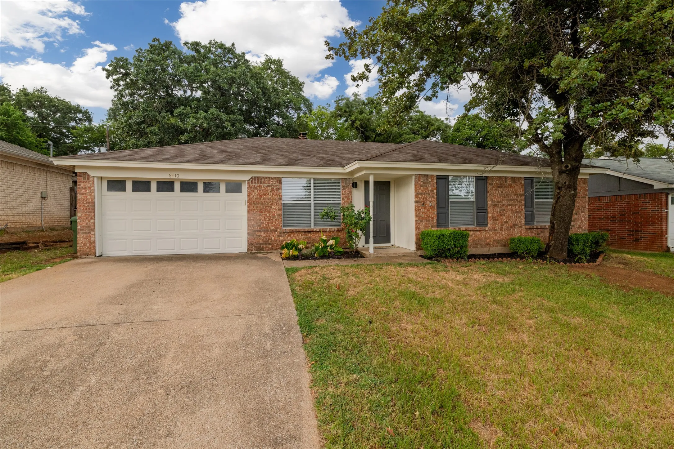 Single Family Residence For Sale in Tarrant County , 6410 Springfield Drive, Arlington, Texas 76016, 3 Bedroom, 2 Bathroom, 1 Garage spaces, 1,227 Sqft, built in 1984, mls#21330489, Real Estate Agent in Arlington, Homes For Sale in Tarrant county, Homes For Sale in Arlington, Realtor in Arlington Texas, Real Estate Brokerage Independent Realty Texas, Luminita Cordes Realtor