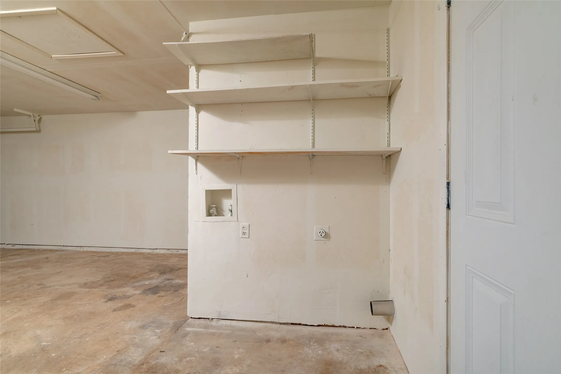 Single Family Residence For Sale in Tarrant County , 6410 Springfield Drive, Arlington, Texas 76016, 3 Bedroom, 2 Bathroom, 1 Garage spaces, 1,227 Sqft, built in 1984, mls#21330489, Real Estate Agent in Arlington, Homes For Sale in Tarrant county, Homes For Sale in Arlington, Realtor in Arlington Texas, Real Estate Brokerage Independent Realty Texas, Luminita Cordes Realtor
