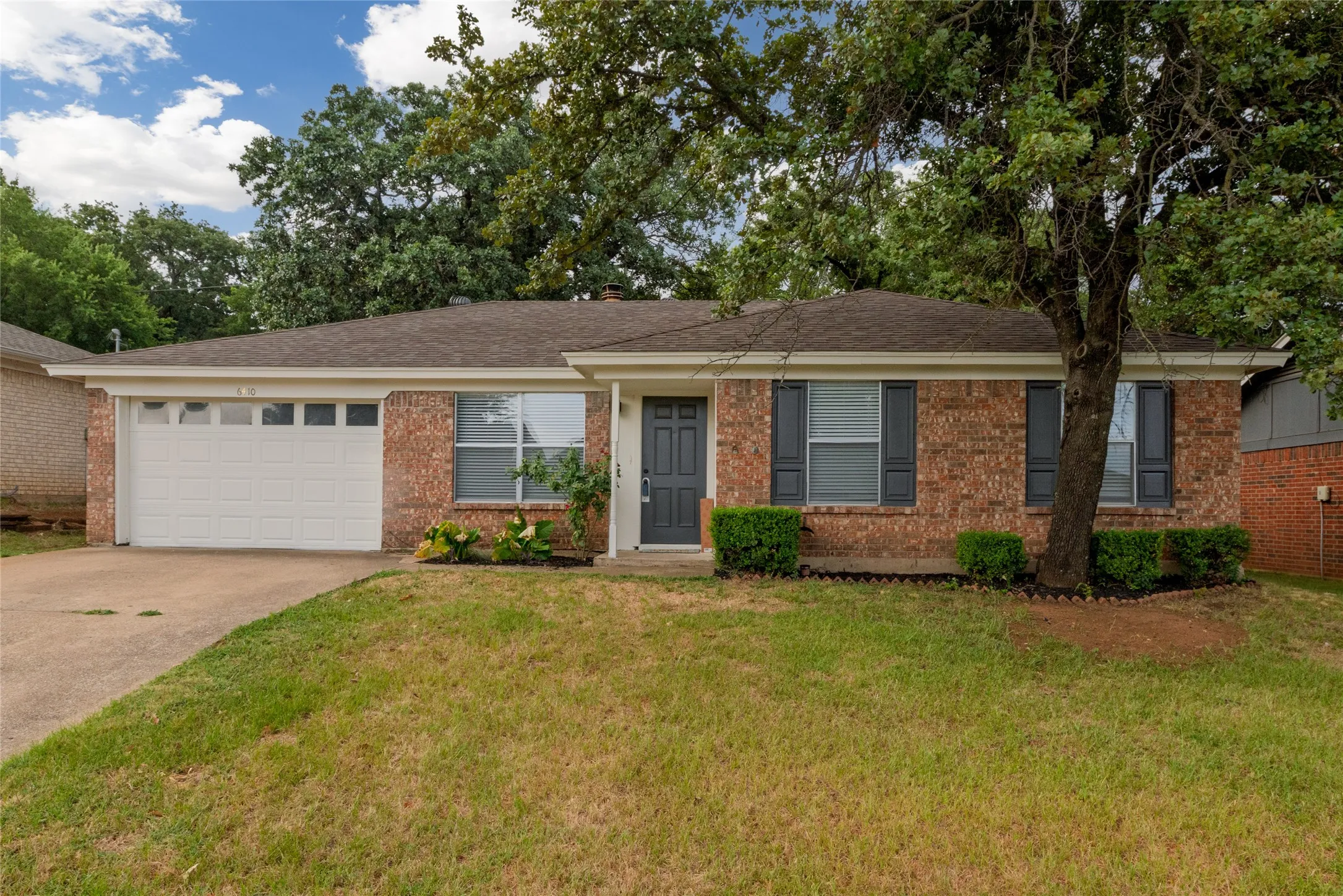 Single Family Residence For Sale in Tarrant County , 6410 Springfield Drive, Arlington, Texas 76016, 3 Bedroom, 2 Bathroom, 1 Garage spaces, 1,227 Sqft, built in 1984, mls#21330489, Real Estate Agent in Arlington, Homes For Sale in Tarrant county, Homes For Sale in Arlington, Realtor in Arlington Texas, Real Estate Brokerage Independent Realty Texas, Luminita Cordes Realtor