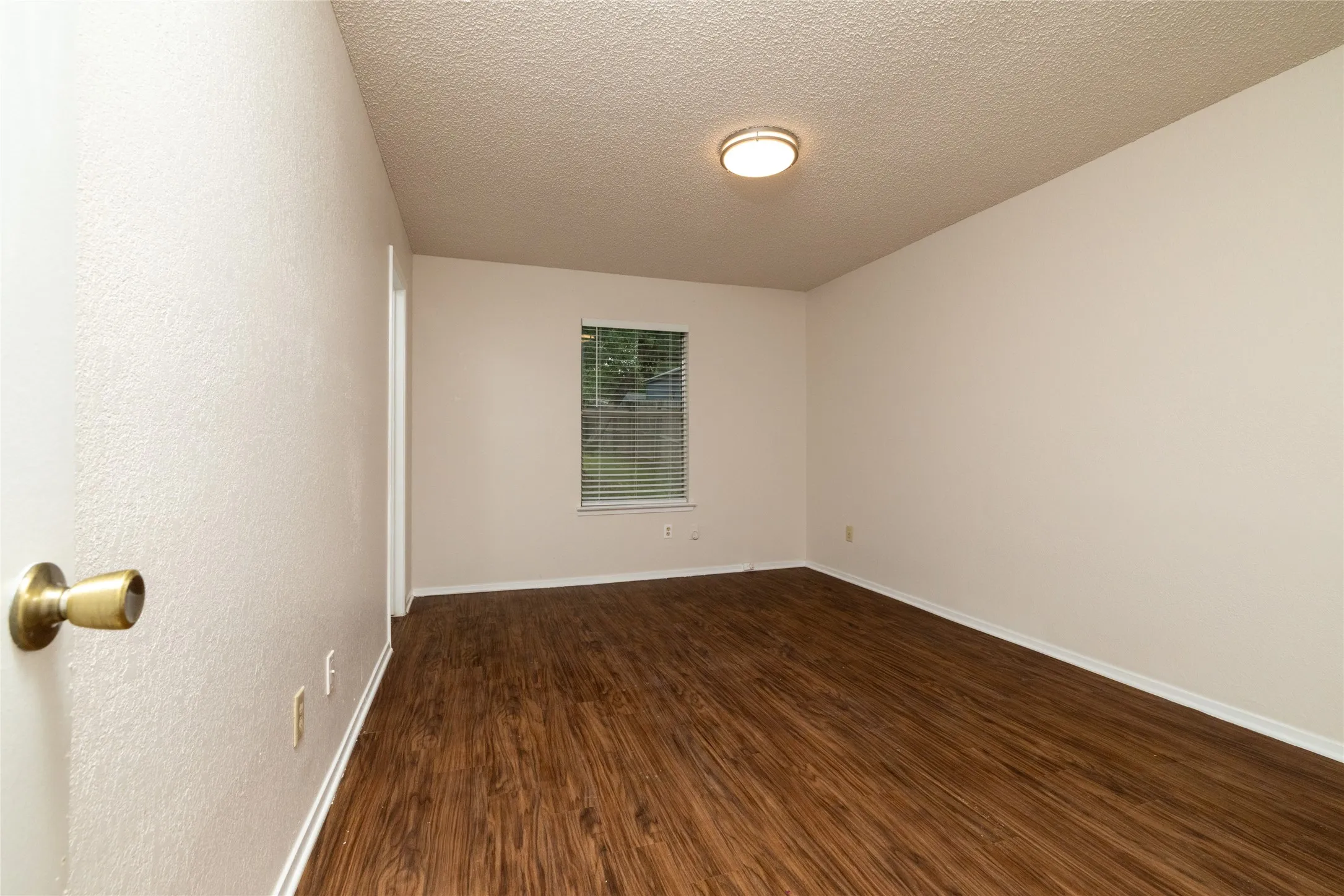 Single Family Residence For Sale in Tarrant County , 6410 Springfield Drive, Arlington, Texas 76016, 3 Bedroom, 2 Bathroom, 1 Garage spaces, 1,227 Sqft, built in 1984, mls#21330489, Real Estate Agent in Arlington, Homes For Sale in Tarrant county, Homes For Sale in Arlington, Realtor in Arlington Texas, Real Estate Brokerage Independent Realty Texas, Luminita Cordes Realtor