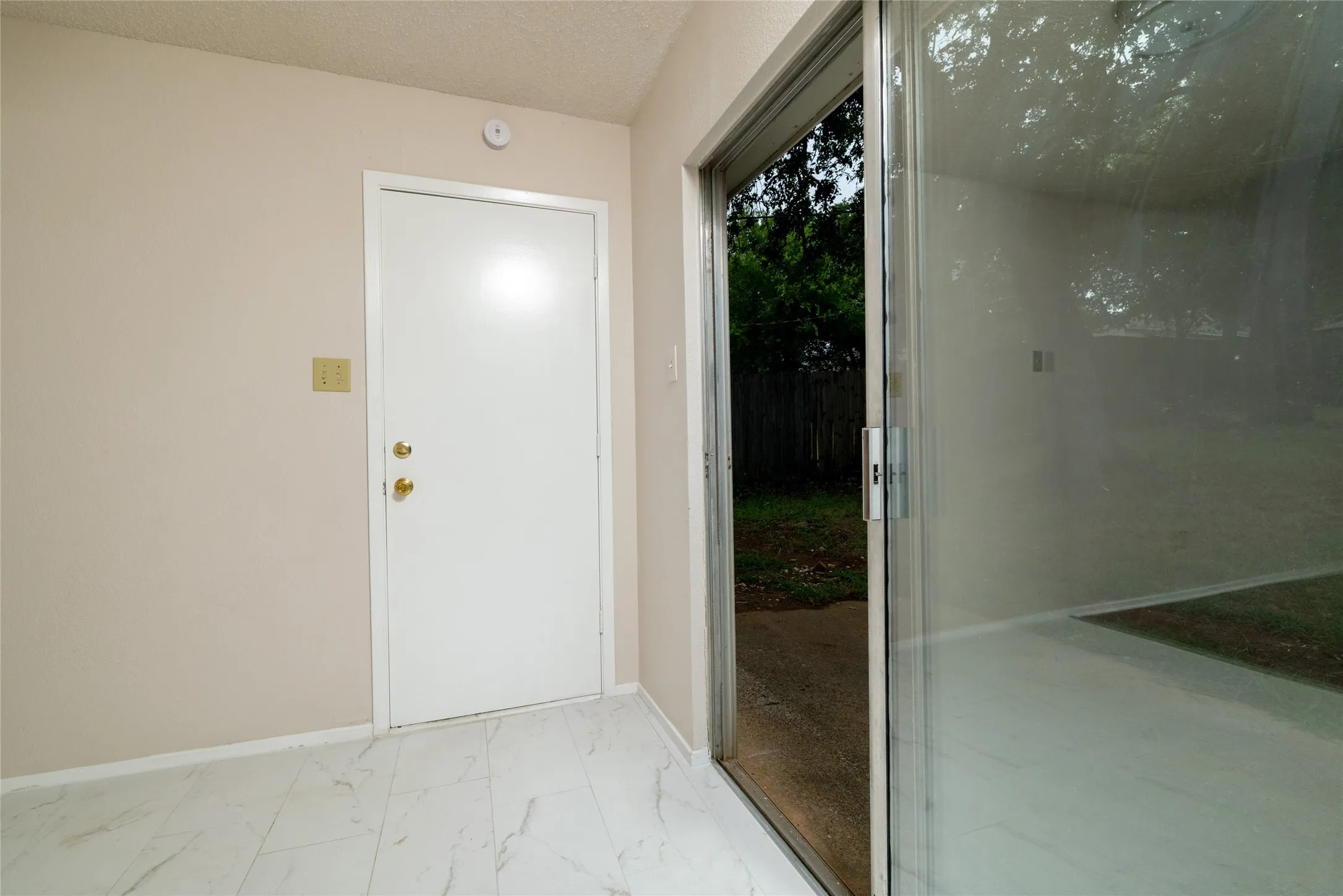 Single Family Residence For Sale in Tarrant County , 6410 Springfield Drive, Arlington, Texas 76016, 3 Bedroom, 2 Bathroom, 1 Garage spaces, 1,227 Sqft, built in 1984, mls#21330489, Real Estate Agent in Arlington, Homes For Sale in Tarrant county, Homes For Sale in Arlington, Realtor in Arlington Texas, Real Estate Brokerage Independent Realty Texas, Luminita Cordes Realtor