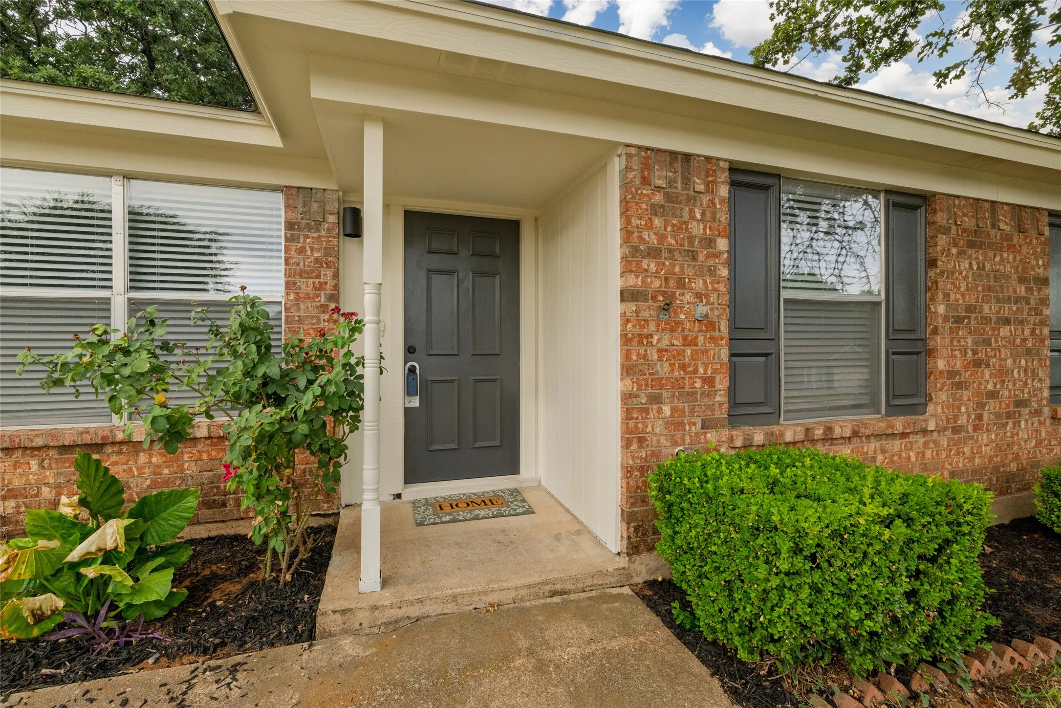 Single Family Residence For Sale in Tarrant County , 6410 Springfield Drive, Arlington, Texas 76016, 3 Bedroom, 2 Bathroom, 1 Garage spaces, 1,227 Sqft, built in 1984, mls#21330489, Real Estate Agent in Arlington, Homes For Sale in Tarrant county, Homes For Sale in Arlington, Realtor in Arlington Texas, Real Estate Brokerage Independent Realty Texas, Luminita Cordes Realtor
