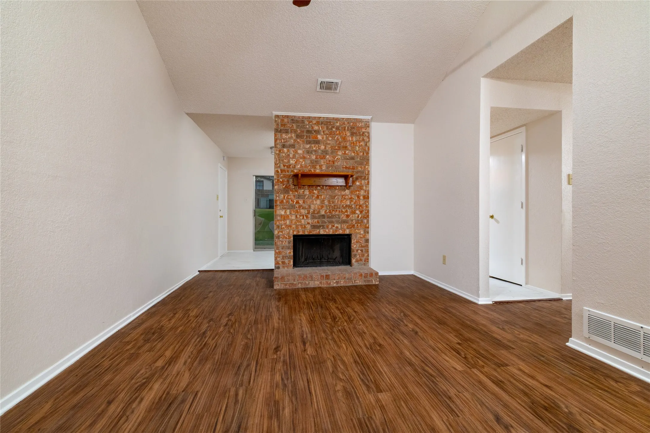 Single Family Residence For Sale in Tarrant County , 6410 Springfield Drive, Arlington, Texas 76016, 3 Bedroom, 2 Bathroom, 1 Garage spaces, 1,227 Sqft, built in 1984, mls#21330489, Real Estate Agent in Arlington, Homes For Sale in Tarrant county, Homes For Sale in Arlington, Realtor in Arlington Texas, Real Estate Brokerage Independent Realty Texas, Luminita Cordes Realtor