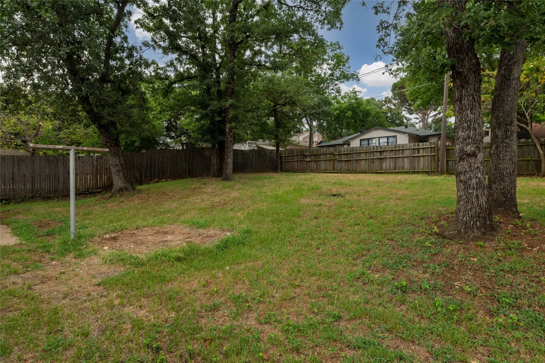 Single Family Residence For Sale in Tarrant County , 6410 Springfield Drive, Arlington, Texas 76016, 3 Bedroom, 2 Bathroom, 1 Garage spaces, 1,227 Sqft, built in 1984, mls#21330489, Real Estate Agent in Arlington, Homes For Sale in Tarrant county, Homes For Sale in Arlington, Realtor in Arlington Texas, Real Estate Brokerage Independent Realty Texas, Luminita Cordes Realtor