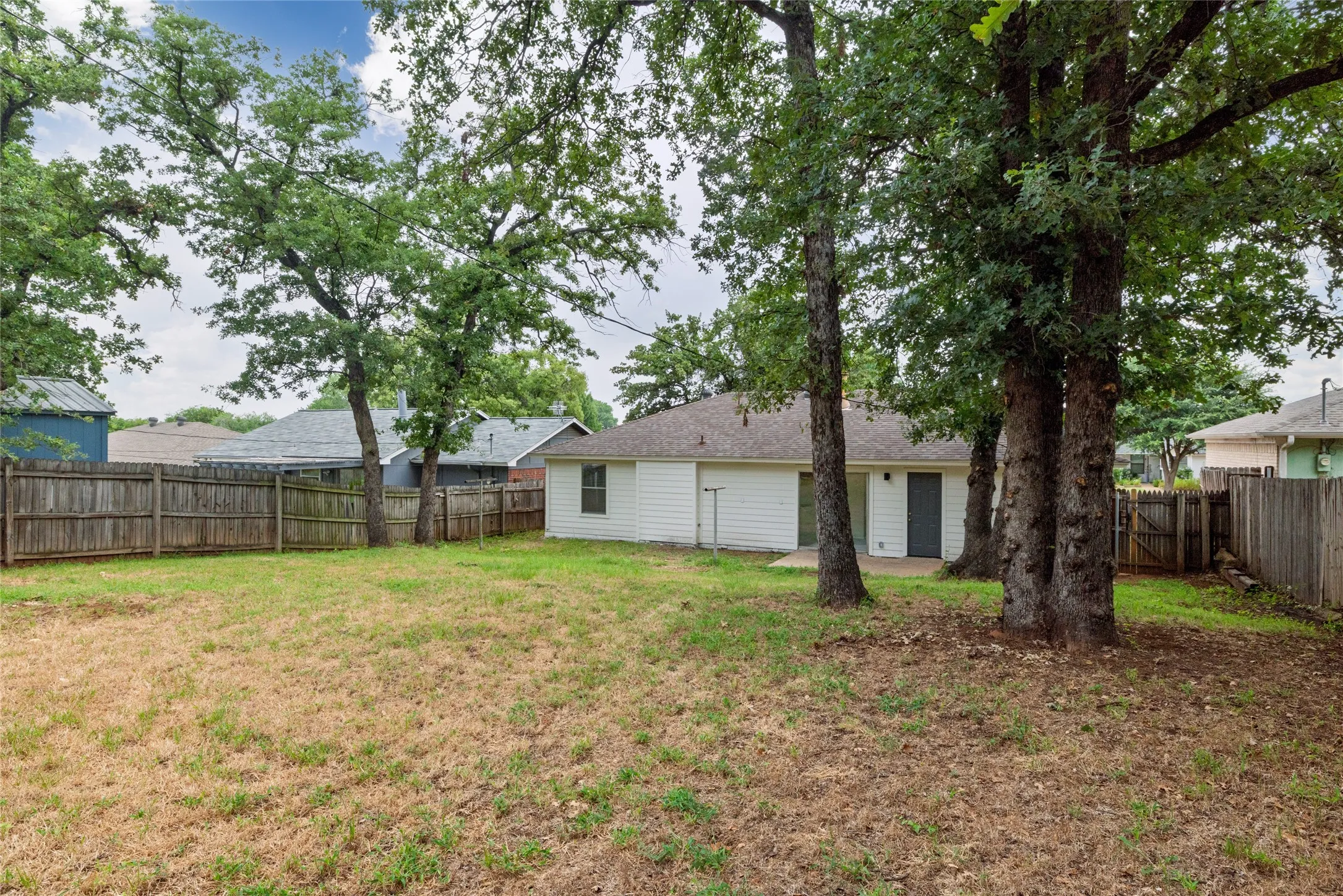 Single Family Residence For Sale in Tarrant County , 6410 Springfield Drive, Arlington, Texas 76016, 3 Bedroom, 2 Bathroom, 1 Garage spaces, 1,227 Sqft, built in 1984, mls#21330489, Real Estate Agent in Arlington, Homes For Sale in Tarrant county, Homes For Sale in Arlington, Realtor in Arlington Texas, Real Estate Brokerage Independent Realty Texas, Luminita Cordes Realtor
