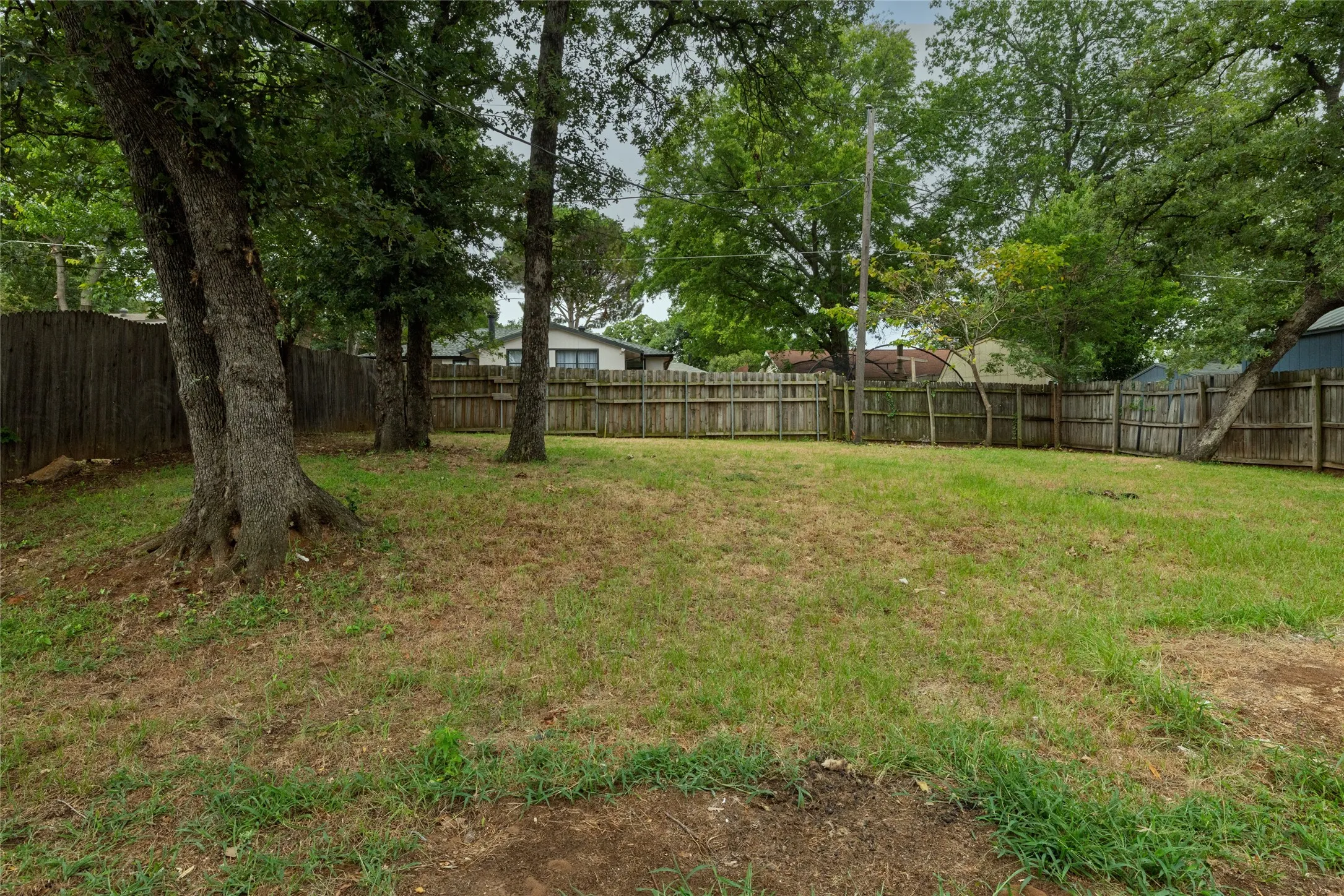 Single Family Residence For Sale in Tarrant County , 6410 Springfield Drive, Arlington, Texas 76016, 3 Bedroom, 2 Bathroom, 1 Garage spaces, 1,227 Sqft, built in 1984, mls#21330489, Real Estate Agent in Arlington, Homes For Sale in Tarrant county, Homes For Sale in Arlington, Realtor in Arlington Texas, Real Estate Brokerage Independent Realty Texas, Luminita Cordes Realtor