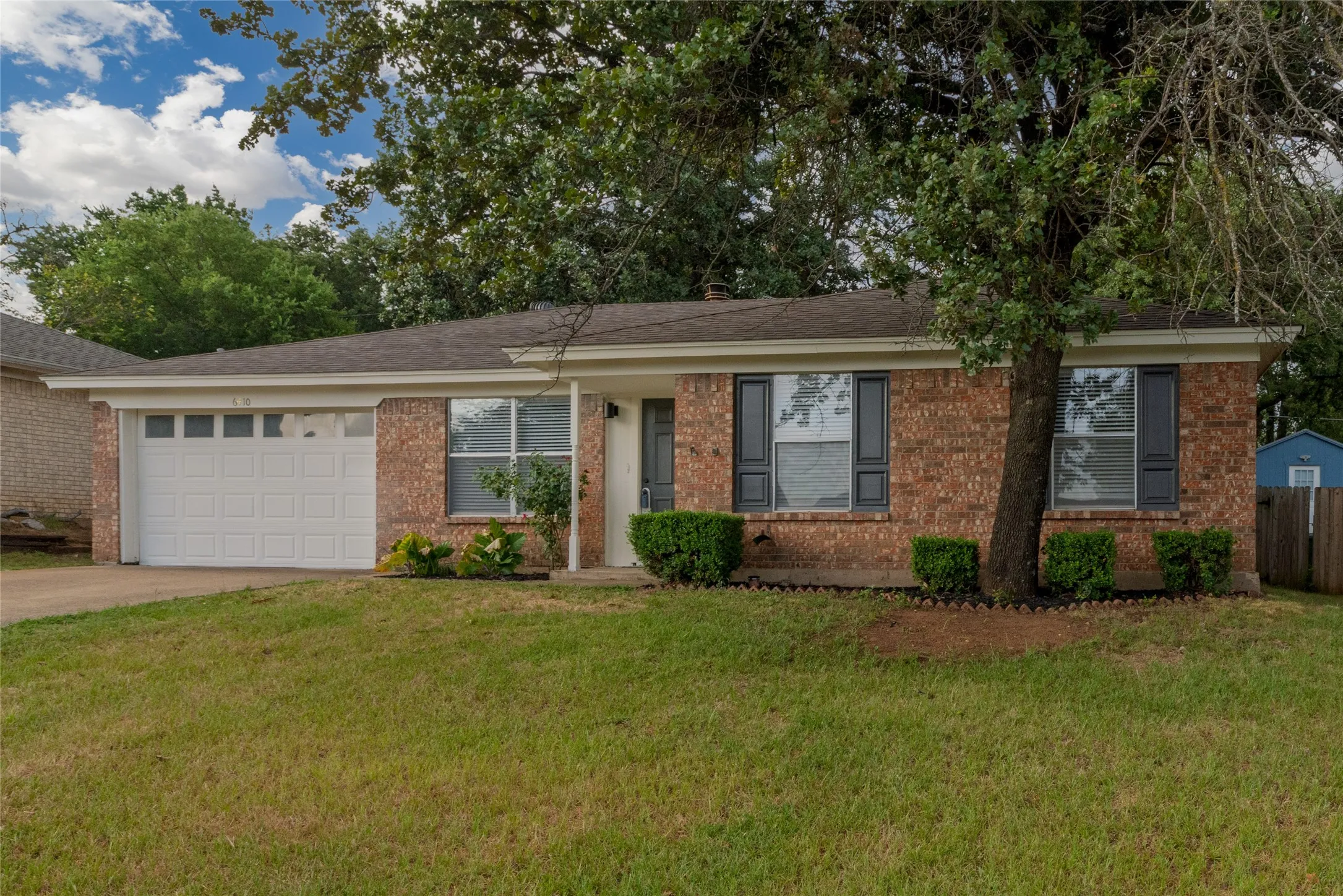 Single Family Residence For Sale in Tarrant County , 6410 Springfield Drive, Arlington, Texas 76016, 3 Bedroom, 2 Bathroom, 1 Garage spaces, 1,227 Sqft, built in 1984, mls#21330489, Real Estate Agent in Arlington, Homes For Sale in Tarrant county, Homes For Sale in Arlington, Realtor in Arlington Texas, Real Estate Brokerage Independent Realty Texas, Luminita Cordes Realtor