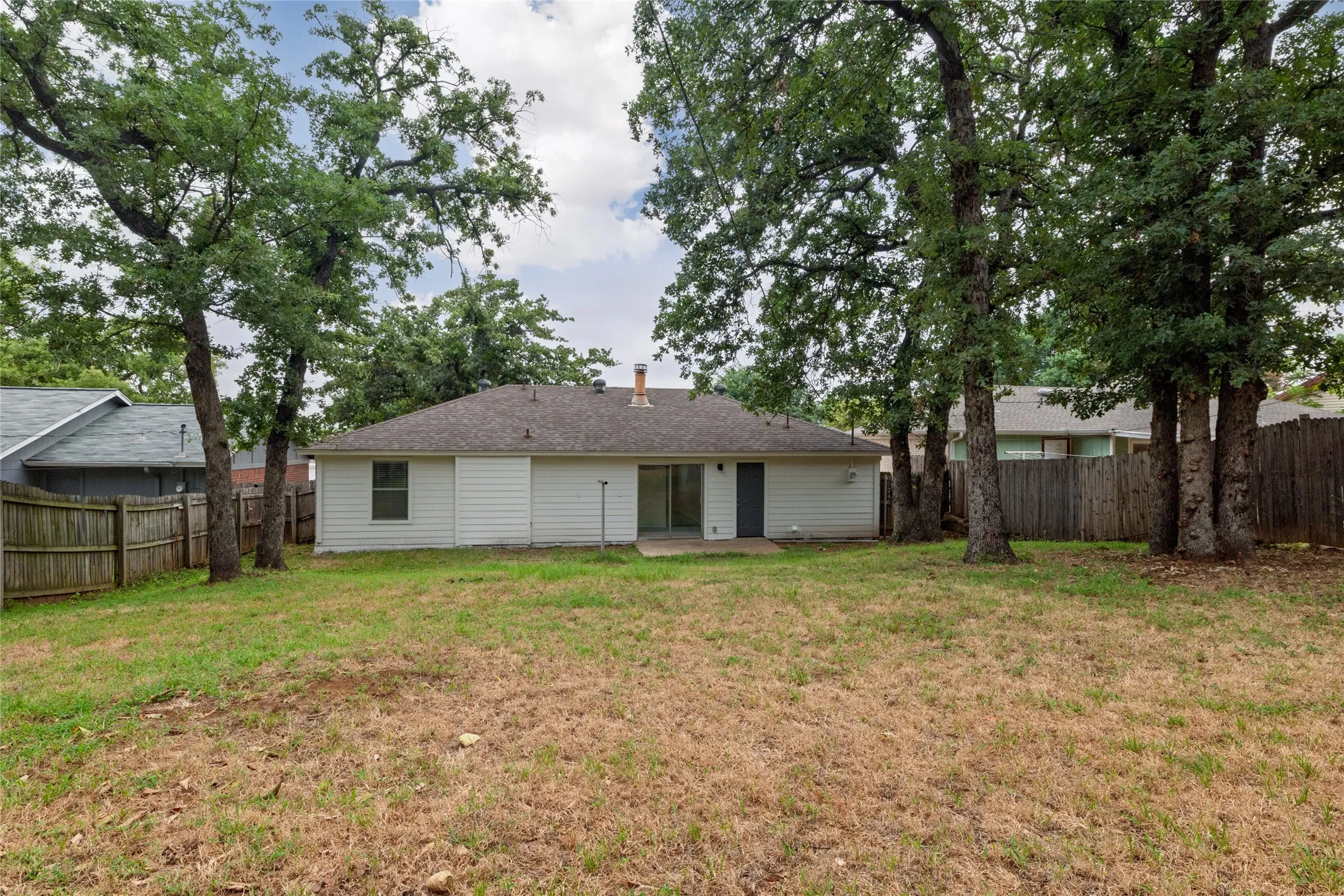 Single Family Residence For Sale in Tarrant County , 6410 Springfield Drive, Arlington, Texas 76016, 3 Bedroom, 2 Bathroom, 1 Garage spaces, 1,227 Sqft, built in 1984, mls#21330489, Real Estate Agent in Arlington, Homes For Sale in Tarrant county, Homes For Sale in Arlington, Realtor in Arlington Texas, Real Estate Brokerage Independent Realty Texas, Luminita Cordes Realtor