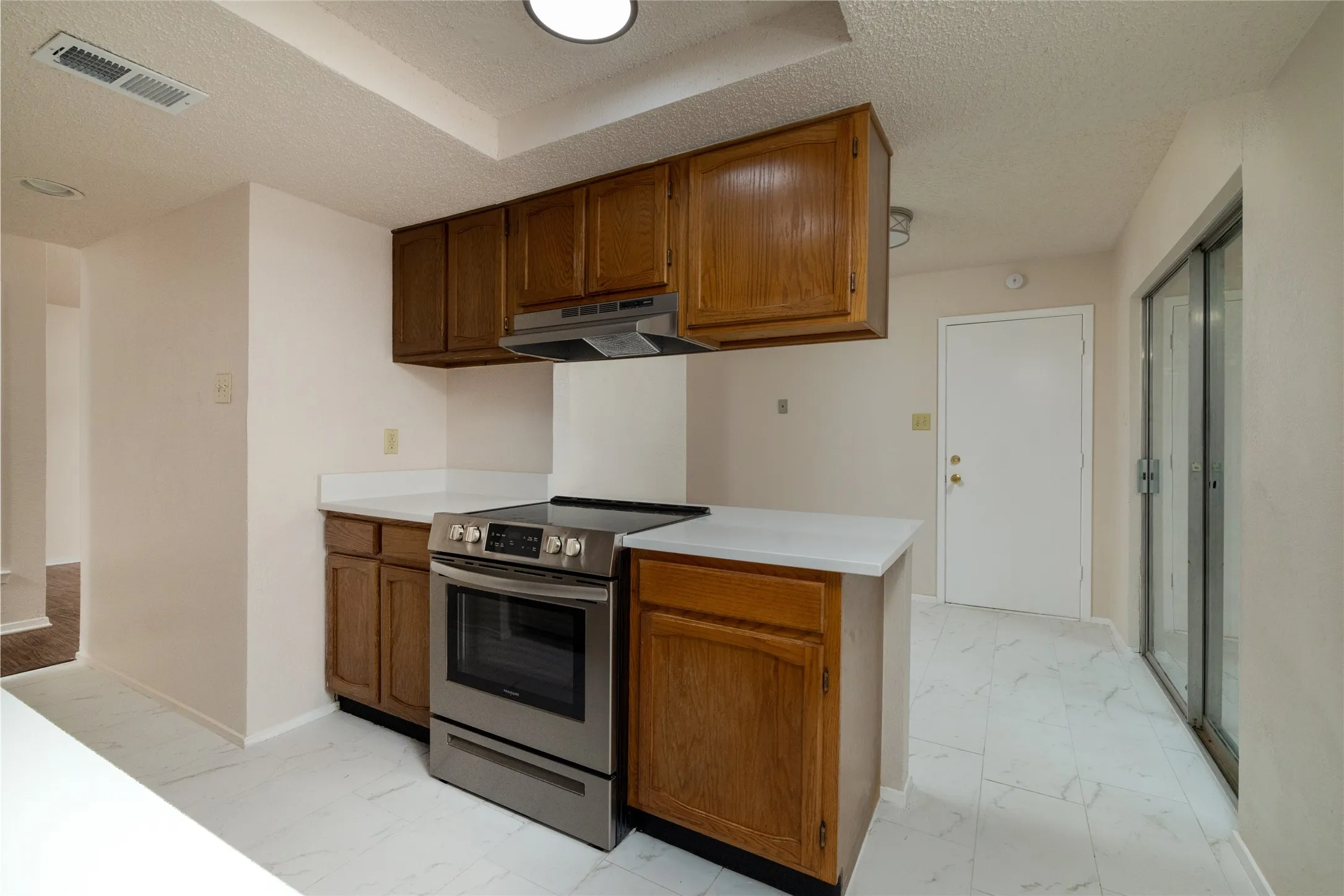 Single Family Residence For Sale in Tarrant County , 6410 Springfield Drive, Arlington, Texas 76016, 3 Bedroom, 2 Bathroom, 1 Garage spaces, 1,227 Sqft, built in 1984, mls#21330489, Real Estate Agent in Arlington, Homes For Sale in Tarrant county, Homes For Sale in Arlington, Realtor in Arlington Texas, Real Estate Brokerage Independent Realty Texas, Luminita Cordes Realtor