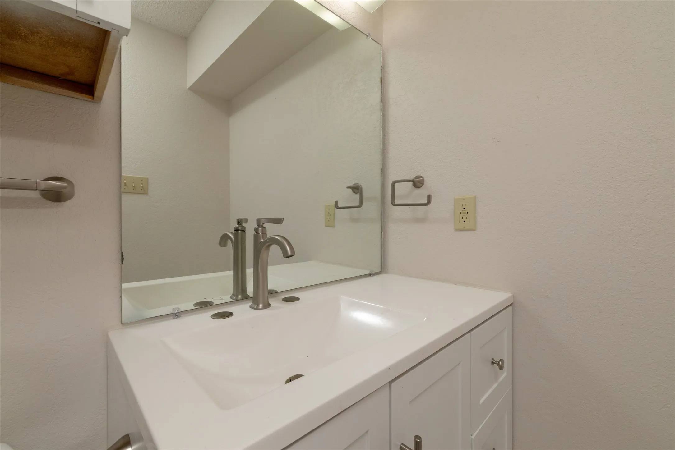 Single Family Residence For Sale in Tarrant County , 6410 Springfield Drive, Arlington, Texas 76016, 3 Bedroom, 2 Bathroom, 1 Garage spaces, 1,227 Sqft, built in 1984, mls#21330489, Real Estate Agent in Arlington, Homes For Sale in Tarrant county, Homes For Sale in Arlington, Realtor in Arlington Texas, Real Estate Brokerage Independent Realty Texas, Luminita Cordes Realtor
