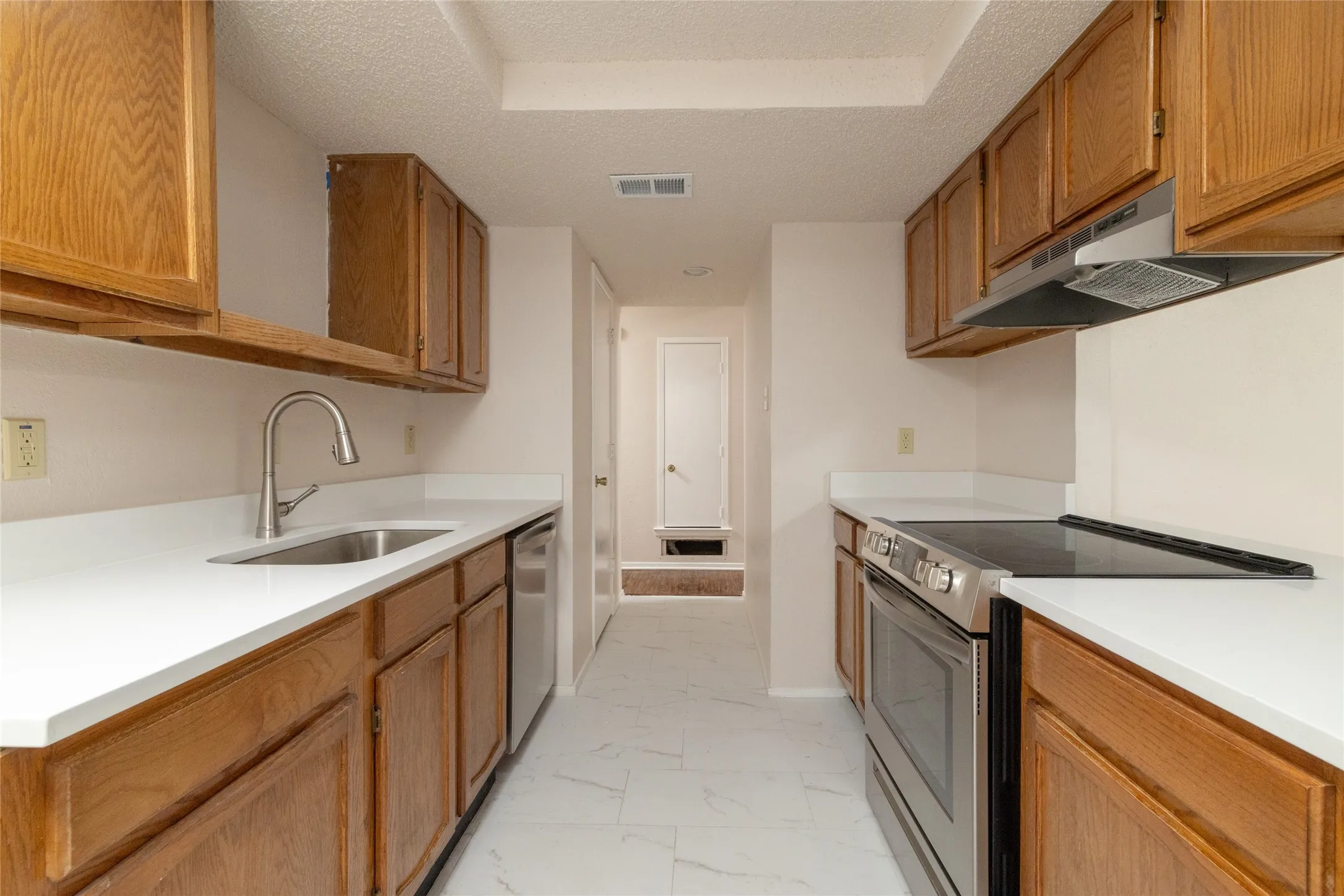 Single Family Residence For Sale in Tarrant County , 6410 Springfield Drive, Arlington, Texas 76016, 3 Bedroom, 2 Bathroom, 1 Garage spaces, 1,227 Sqft, built in 1984, mls#21330489, Real Estate Agent in Arlington, Homes For Sale in Tarrant county, Homes For Sale in Arlington, Realtor in Arlington Texas, Real Estate Brokerage Independent Realty Texas, Luminita Cordes Realtor