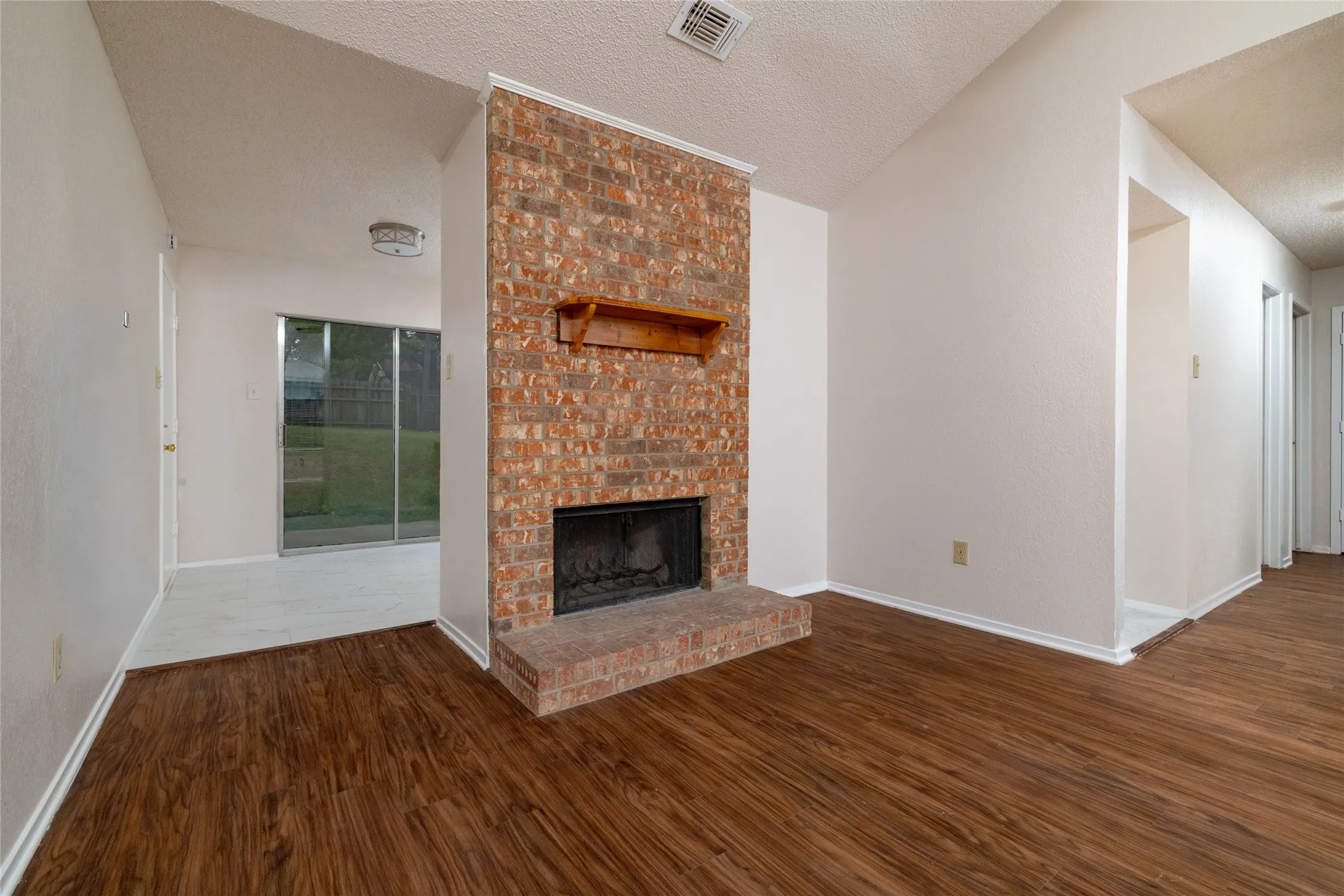 Single Family Residence For Sale in Tarrant County , 6410 Springfield Drive, Arlington, Texas 76016, 3 Bedroom, 2 Bathroom, 1 Garage spaces, 1,227 Sqft, built in 1984, mls#21330489, Real Estate Agent in Arlington, Homes For Sale in Tarrant county, Homes For Sale in Arlington, Realtor in Arlington Texas, Real Estate Brokerage Independent Realty Texas, Luminita Cordes Realtor