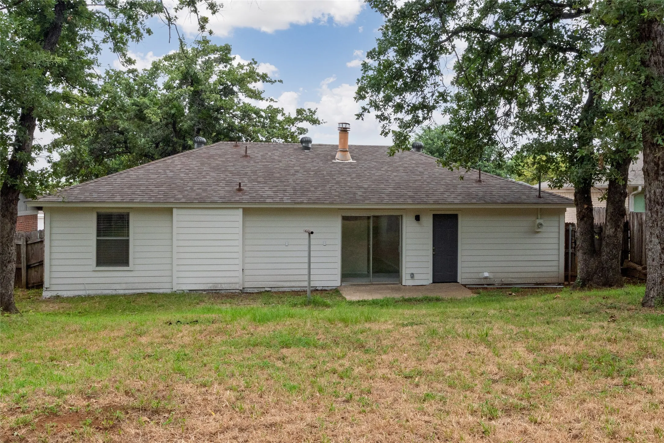 Single Family Residence For Sale in Tarrant County , 6410 Springfield Drive, Arlington, Texas 76016, 3 Bedroom, 2 Bathroom, 1 Garage spaces, 1,227 Sqft, built in 1984, mls#21330489, Real Estate Agent in Arlington, Homes For Sale in Tarrant county, Homes For Sale in Arlington, Realtor in Arlington Texas, Real Estate Brokerage Independent Realty Texas, Luminita Cordes Realtor