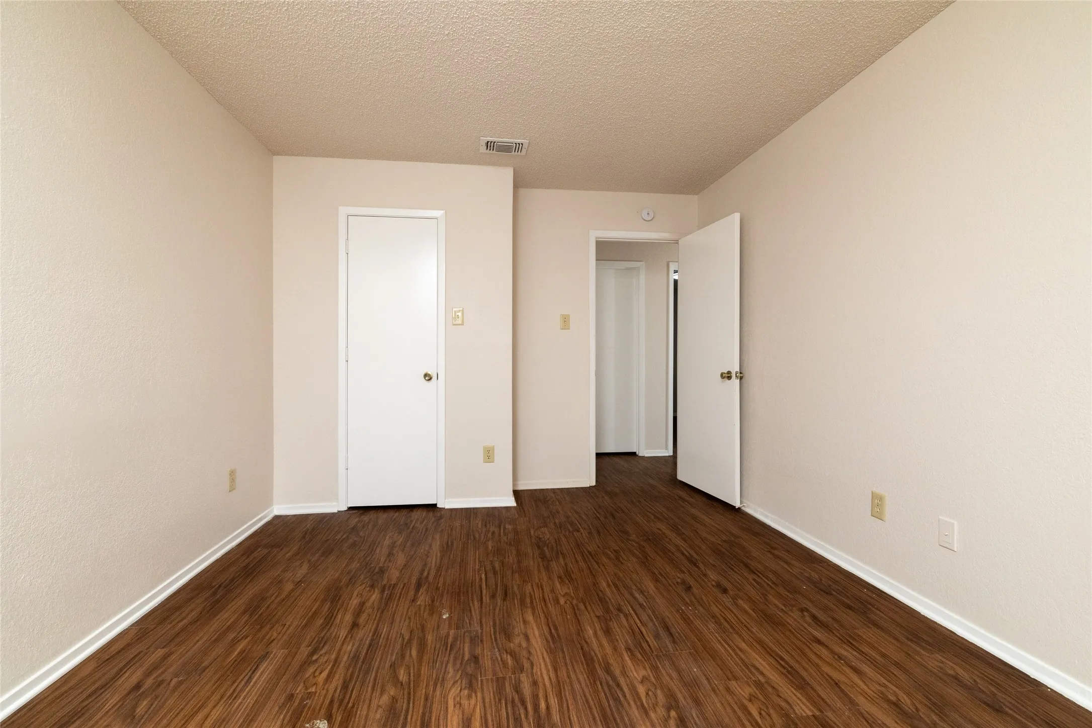 Single Family Residence For Sale in Tarrant County , 6410 Springfield Drive, Arlington, Texas 76016, 3 Bedroom, 2 Bathroom, 1 Garage spaces, 1,227 Sqft, built in 1984, mls#21330489, Real Estate Agent in Arlington, Homes For Sale in Tarrant county, Homes For Sale in Arlington, Realtor in Arlington Texas, Real Estate Brokerage Independent Realty Texas, Luminita Cordes Realtor