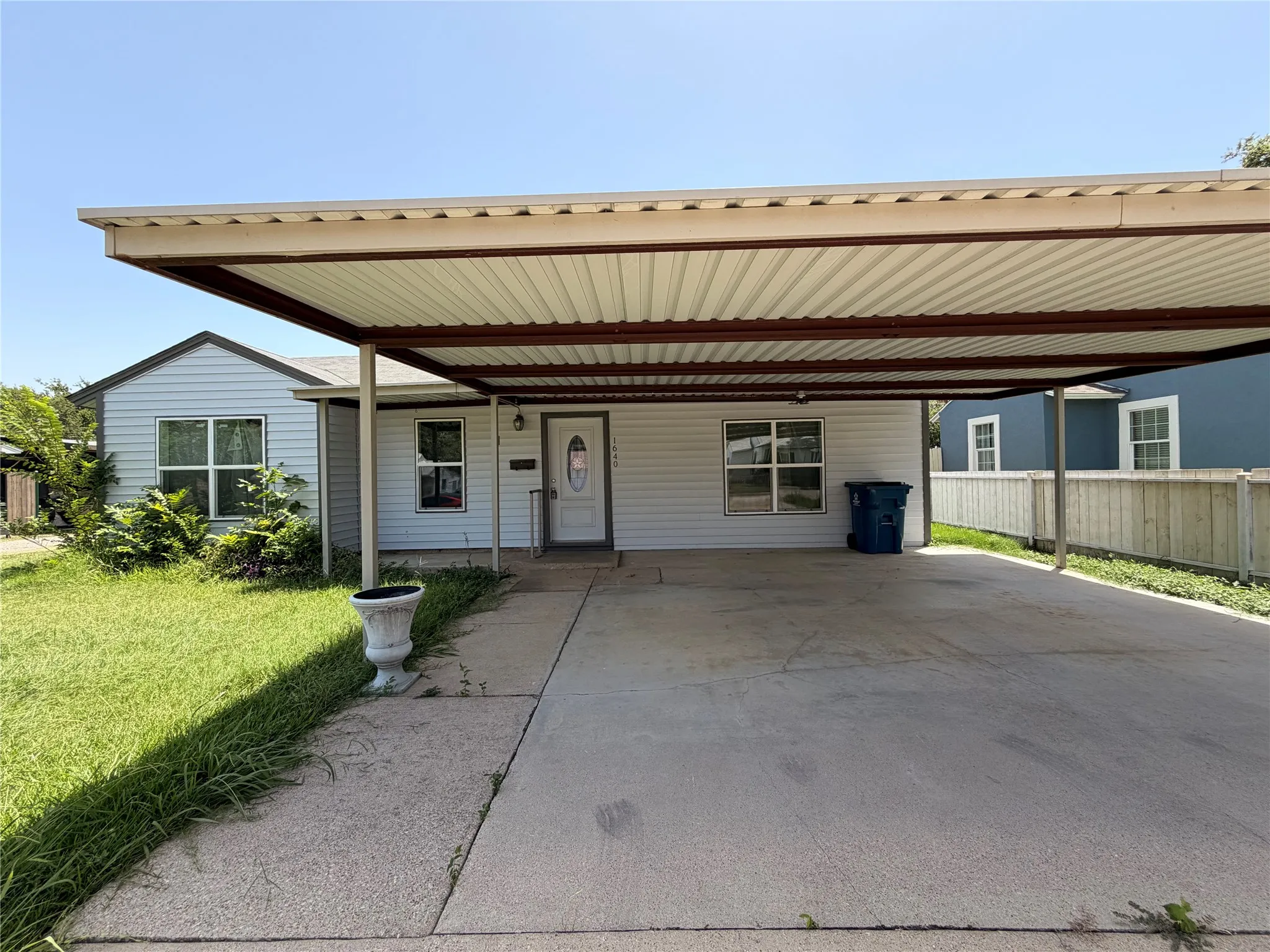 Single Family Residence For Sale in Tarrant County , 1640 Glenn Drive, Blue Mound, Texas 76131, 3 Bedroom, 1 Bathroom, Garage spaces, 1,119 Sqft, built in 1954, mls#21331267, Real Estate Agent in Blue Mound, Homes For Sale in Tarrant county, Homes For Sale in Blue Mound, Realtor in Blue Mound Texas, Real Estate Brokerage Independent Realty Texas, Luminita Cordes Realtor