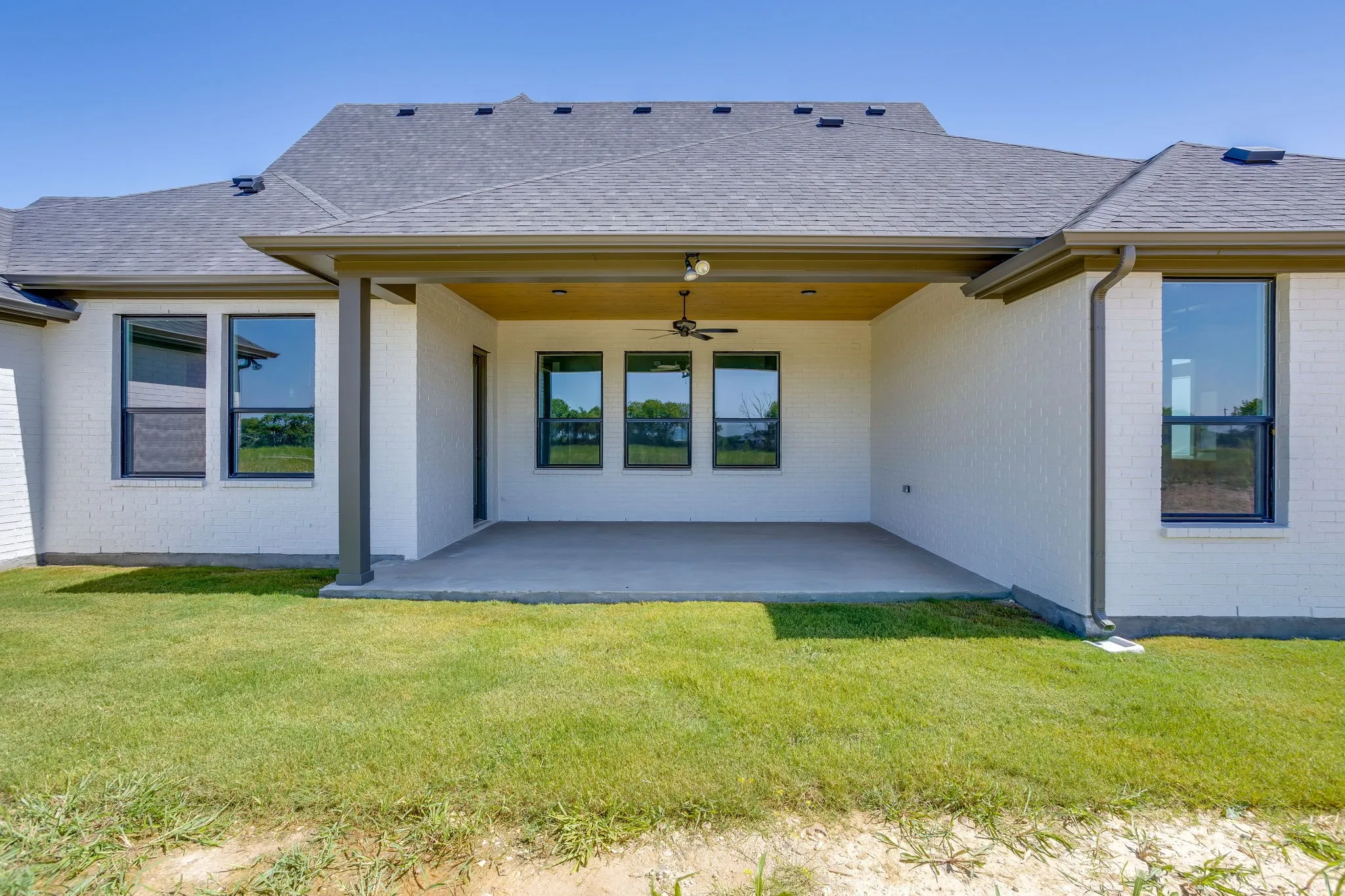 Covered patio with concrete flooring