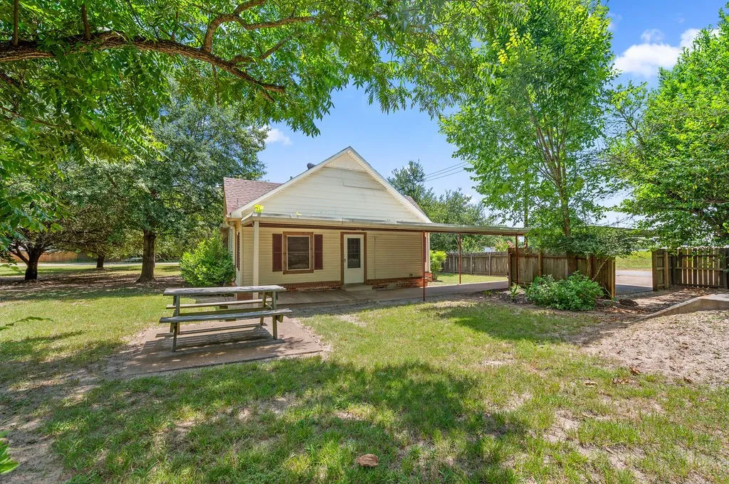 Single Family Residence For Sale in Houston County , 211 S Olive Street, Grapeland, Texas 75844, 2 Bedroom, 2 Bathroom, Garage spaces, 1,464 Sqft, built in 1930, mls#21331283, Real Estate Agent in Grapeland, Homes For Sale in Houston county, Homes For Sale in Grapeland, Realtor in Grapeland Texas, Real Estate Brokerage Independent Realty Texas, Luminita Cordes Realtor
