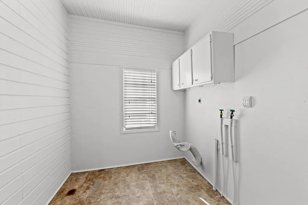 Single Family Residence For Sale in Houston County , 211 S Olive Street, Grapeland, Texas 75844, 2 Bedroom, 2 Bathroom, Garage spaces, 1,464 Sqft, built in 1930, mls#21331283, Real Estate Agent in Grapeland, Homes For Sale in Houston county, Homes For Sale in Grapeland, Realtor in Grapeland Texas, Real Estate Brokerage Independent Realty Texas, Luminita Cordes Realtor