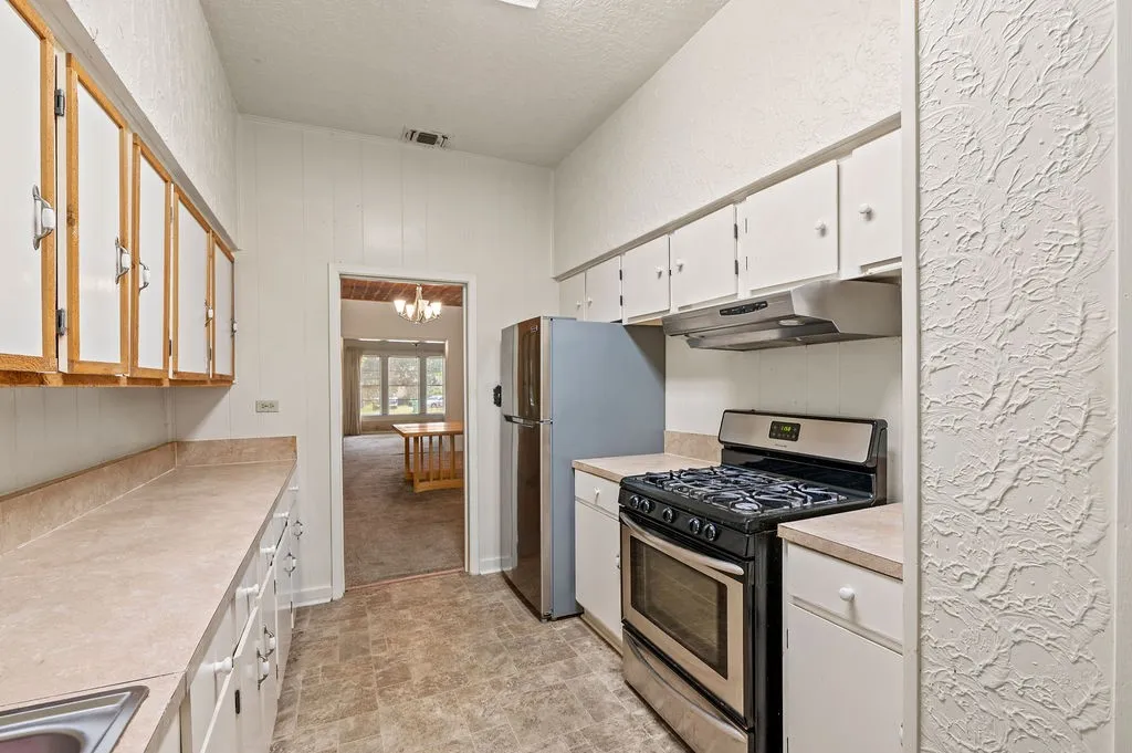 Single Family Residence For Sale in Houston County , 211 S Olive Street, Grapeland, Texas 75844, 2 Bedroom, 2 Bathroom, Garage spaces, 1,464 Sqft, built in 1930, mls#21331283, Real Estate Agent in Grapeland, Homes For Sale in Houston county, Homes For Sale in Grapeland, Realtor in Grapeland Texas, Real Estate Brokerage Independent Realty Texas, Luminita Cordes Realtor