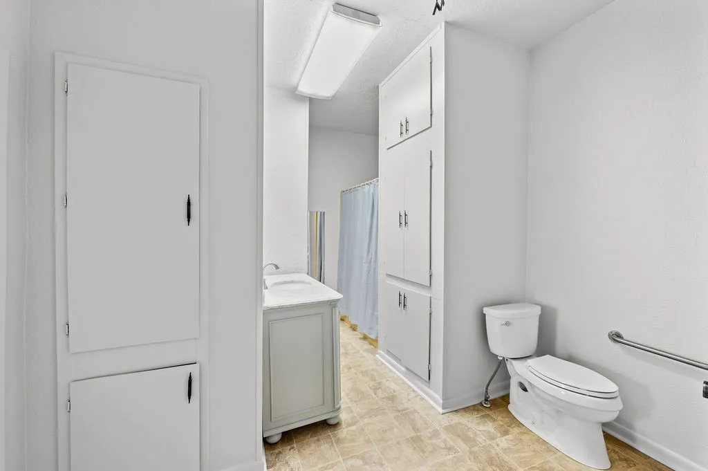 Single Family Residence For Sale in Houston County , 211 S Olive Street, Grapeland, Texas 75844, 2 Bedroom, 2 Bathroom, Garage spaces, 1,464 Sqft, built in 1930, mls#21331283, Real Estate Agent in Grapeland, Homes For Sale in Houston county, Homes For Sale in Grapeland, Realtor in Grapeland Texas, Real Estate Brokerage Independent Realty Texas, Luminita Cordes Realtor