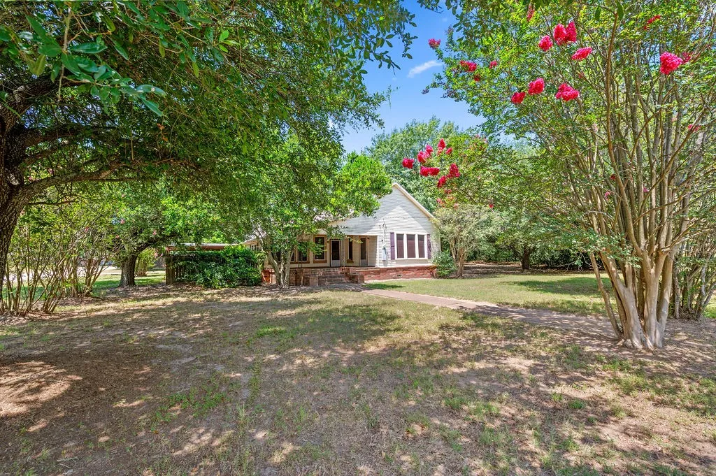 Single Family Residence For Sale in Houston County , 211 S Olive Street, Grapeland, Texas 75844, 2 Bedroom, 2 Bathroom, Garage spaces, 1,464 Sqft, built in 1930, mls#21331283, Real Estate Agent in Grapeland, Homes For Sale in Houston county, Homes For Sale in Grapeland, Realtor in Grapeland Texas, Real Estate Brokerage Independent Realty Texas, Luminita Cordes Realtor