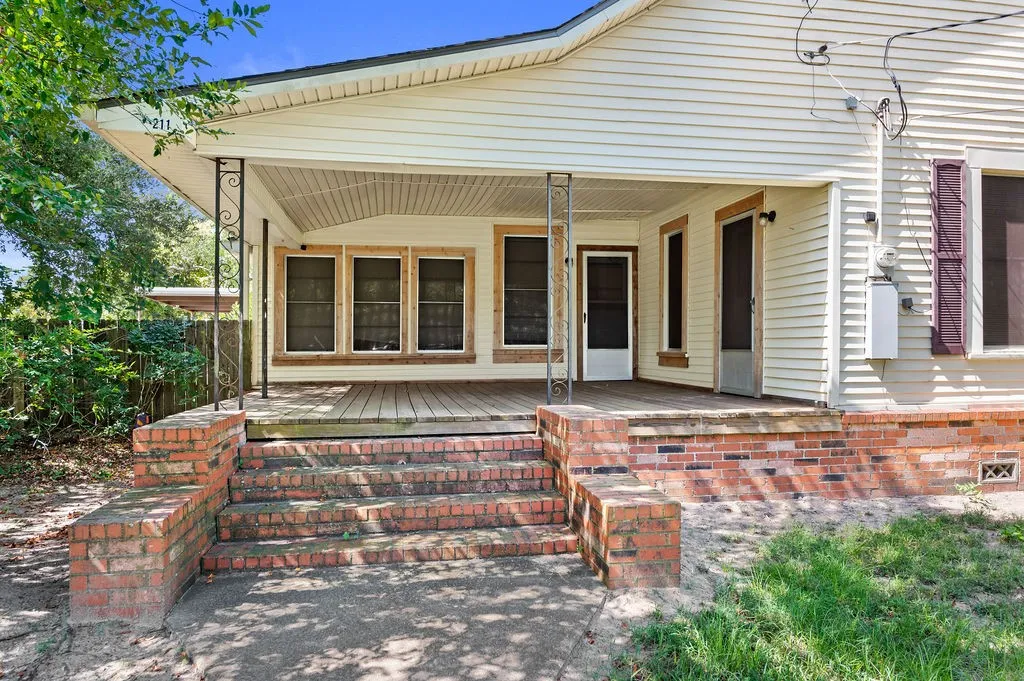 Single Family Residence For Sale in Houston County , 211 S Olive Street, Grapeland, Texas 75844, 2 Bedroom, 2 Bathroom, Garage spaces, 1,464 Sqft, built in 1930, mls#21331283, Real Estate Agent in Grapeland, Homes For Sale in Houston county, Homes For Sale in Grapeland, Realtor in Grapeland Texas, Real Estate Brokerage Independent Realty Texas, Luminita Cordes Realtor