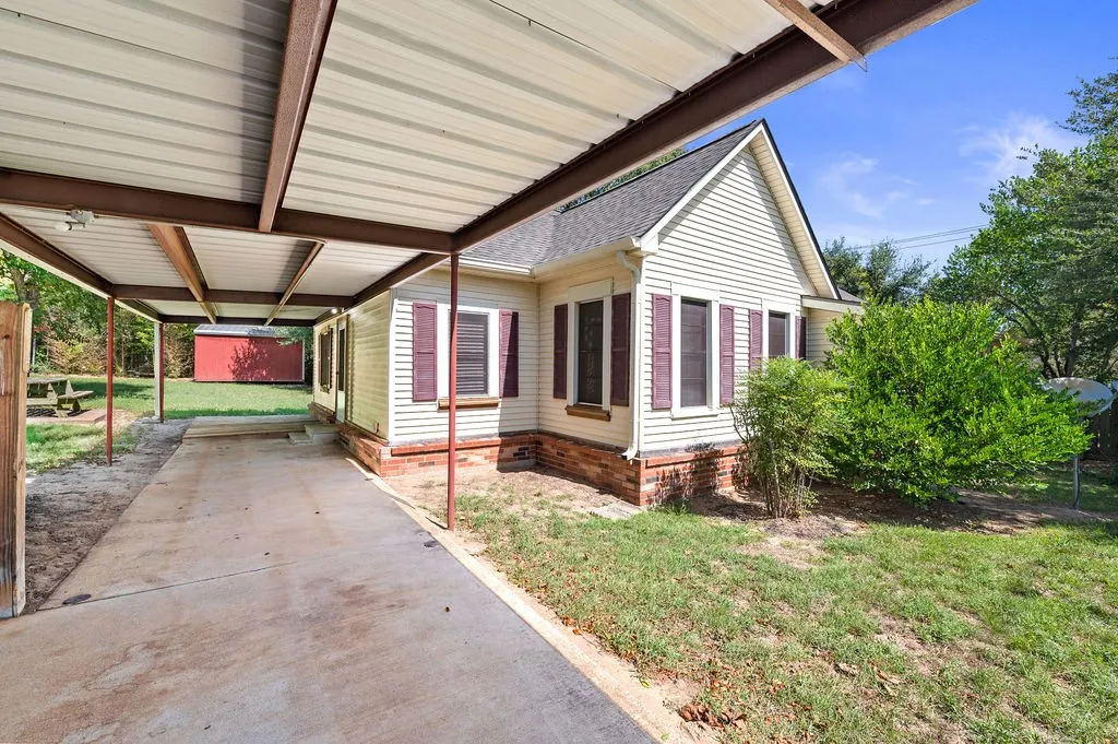 Single Family Residence For Sale in Houston County , 211 S Olive Street, Grapeland, Texas 75844, 2 Bedroom, 2 Bathroom, Garage spaces, 1,464 Sqft, built in 1930, mls#21331283, Real Estate Agent in Grapeland, Homes For Sale in Houston county, Homes For Sale in Grapeland, Realtor in Grapeland Texas, Real Estate Brokerage Independent Realty Texas, Luminita Cordes Realtor