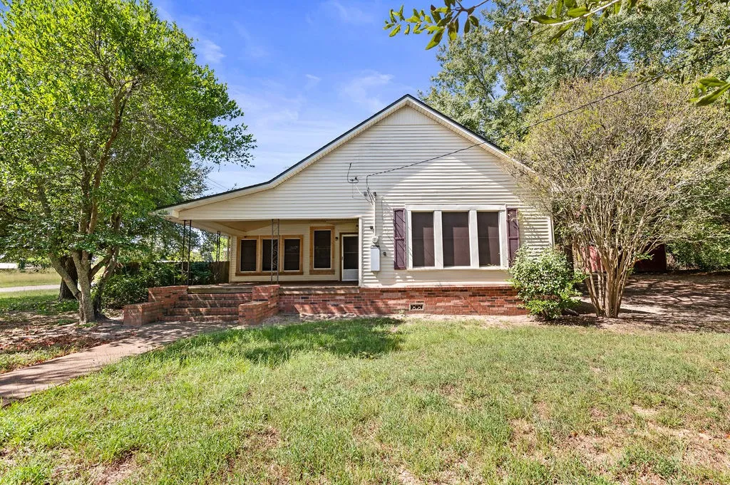 Single Family Residence For Sale in Houston County , 211 S Olive Street, Grapeland, Texas 75844, 2 Bedroom, 2 Bathroom, Garage spaces, 1,464 Sqft, built in 1930, mls#21331283, Real Estate Agent in Grapeland, Homes For Sale in Houston county, Homes For Sale in Grapeland, Realtor in Grapeland Texas, Real Estate Brokerage Independent Realty Texas, Luminita Cordes Realtor