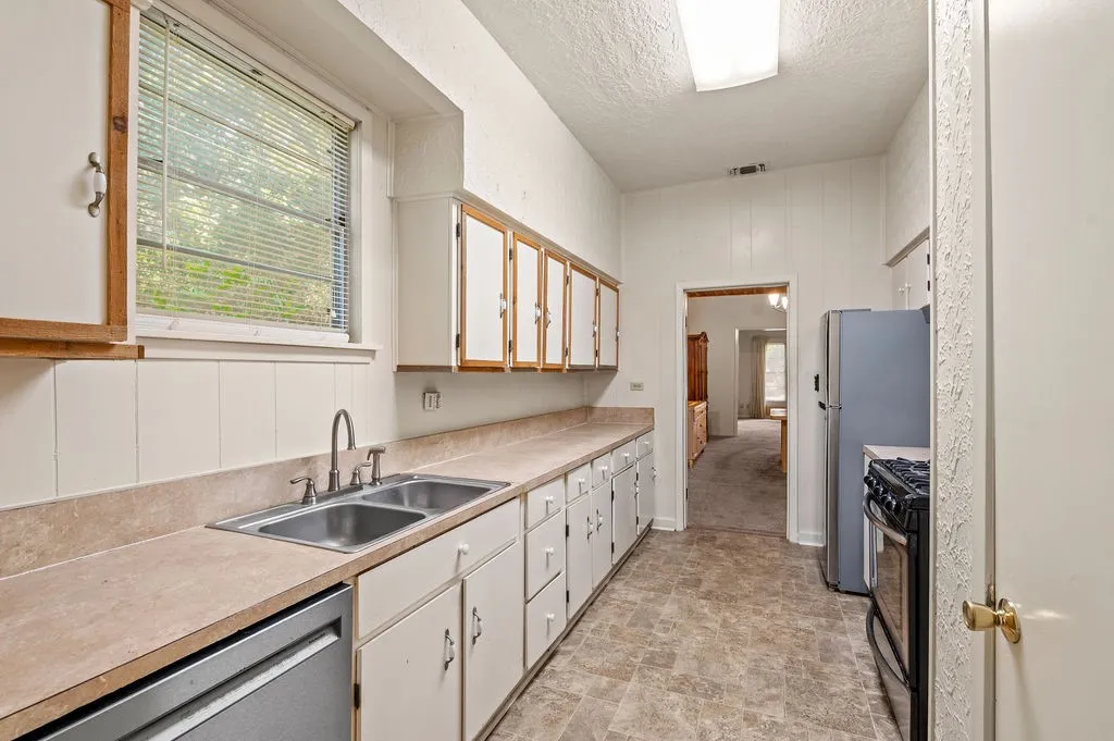 Single Family Residence For Sale in Houston County , 211 S Olive Street, Grapeland, Texas 75844, 2 Bedroom, 2 Bathroom, Garage spaces, 1,464 Sqft, built in 1930, mls#21331283, Real Estate Agent in Grapeland, Homes For Sale in Houston county, Homes For Sale in Grapeland, Realtor in Grapeland Texas, Real Estate Brokerage Independent Realty Texas, Luminita Cordes Realtor